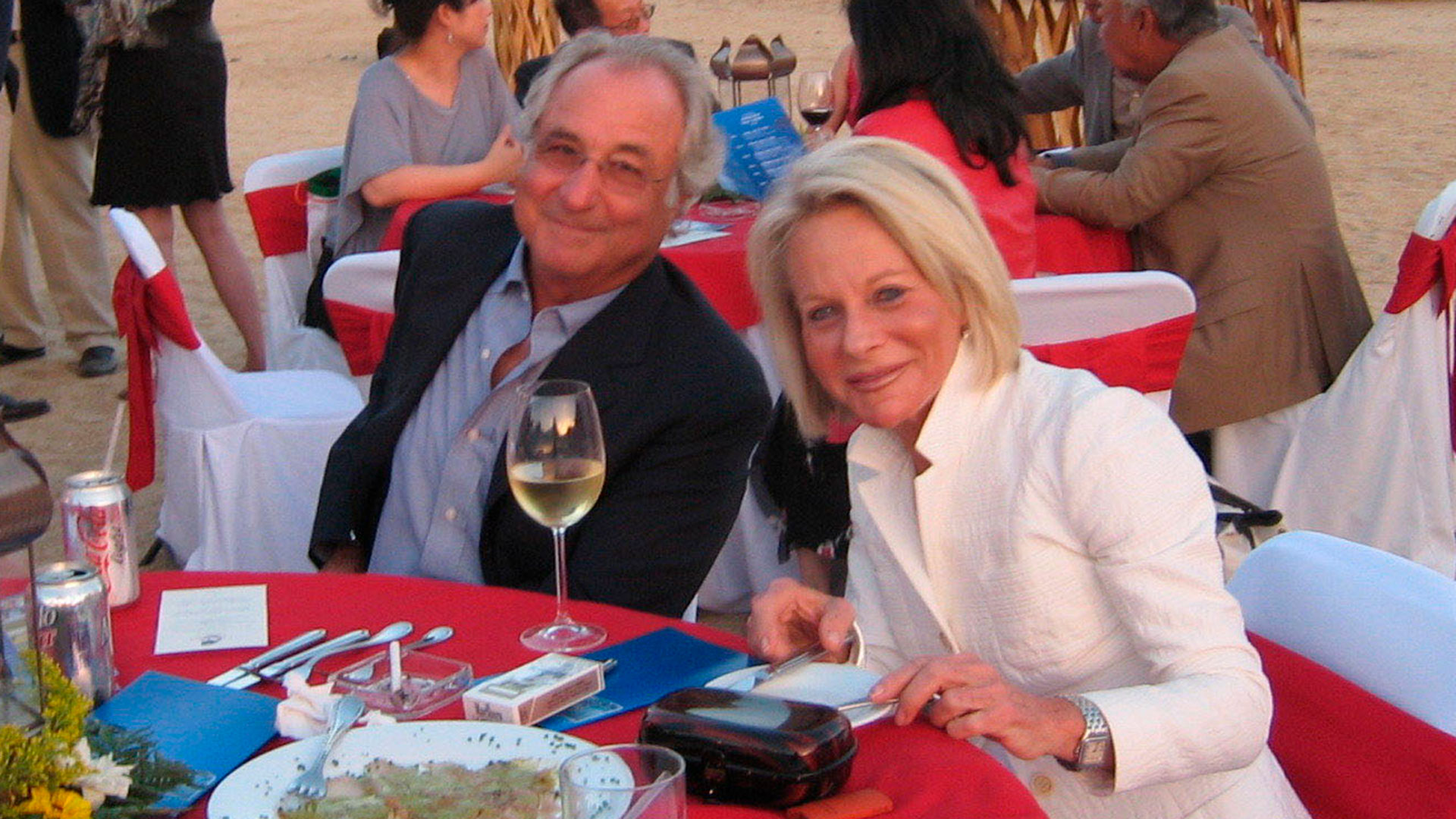 Los buenos tiempos de fortuna y vida social: Bernie Madoff y su esposa Ruth en una fiesta en Cabo San Lucas (Shutterstock)
