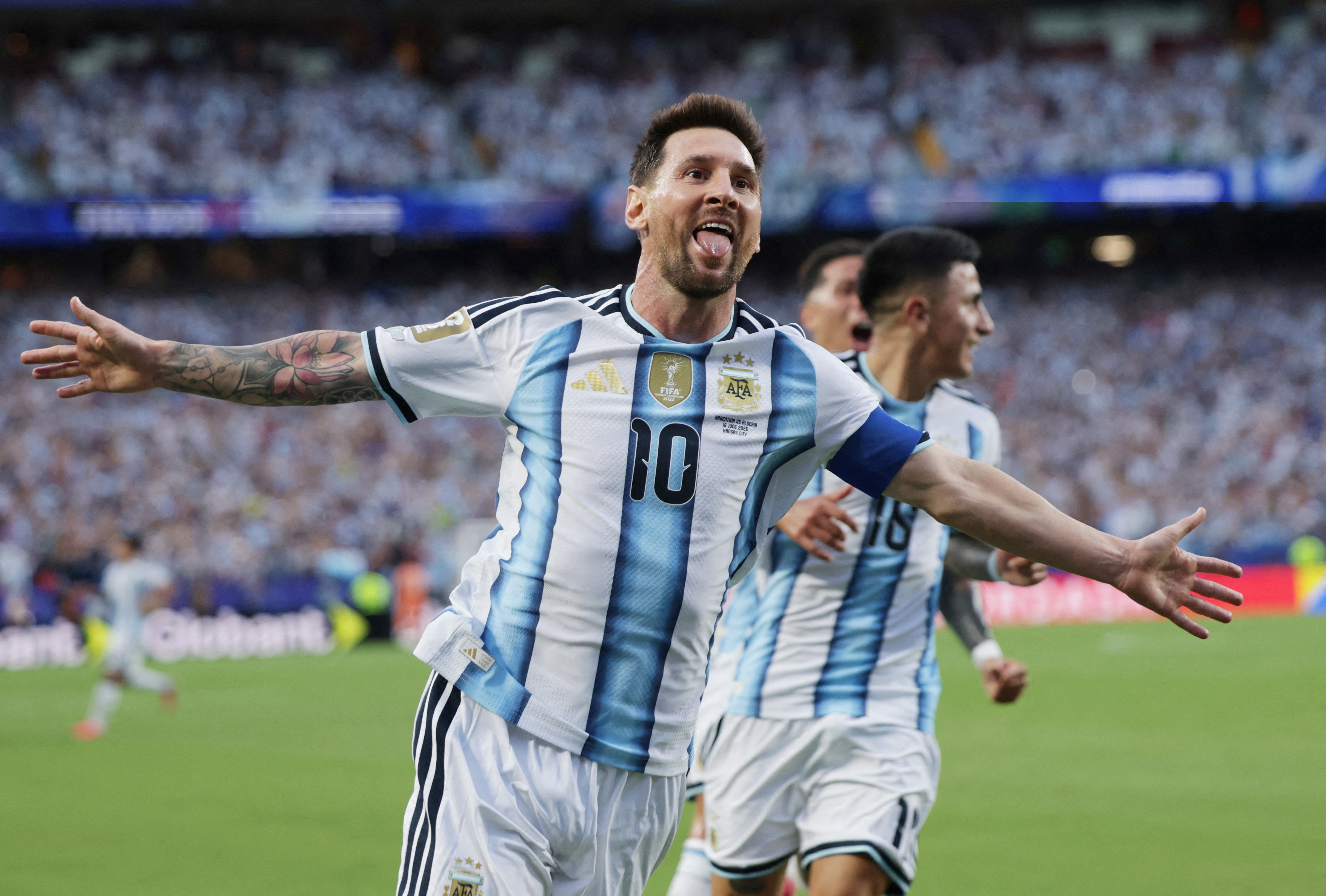 El gesto de Messi con una figura de Argelia que enterneci&oacute; las redes sociales tras el triunfo de Argentina en el Mundial