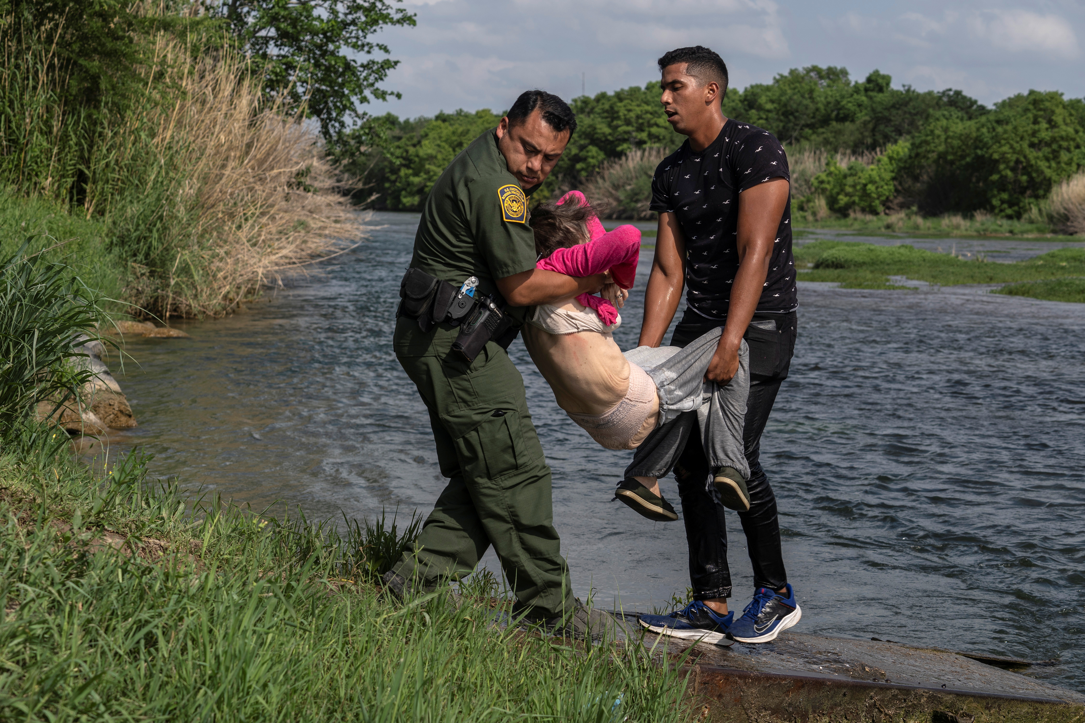 La abuela es recibida por un oficial en la frontera 