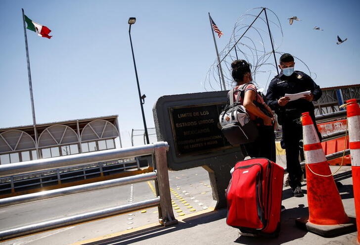 Un agente de Aduanas y Protección Fronteriza de los Estados Unidos (CBP) habla con un migrante de Centroamérica, quien fue previamente expulsado de los Estados Unidos y enviado de regreso a México bajo el Título 42 (Foto: Reuters)