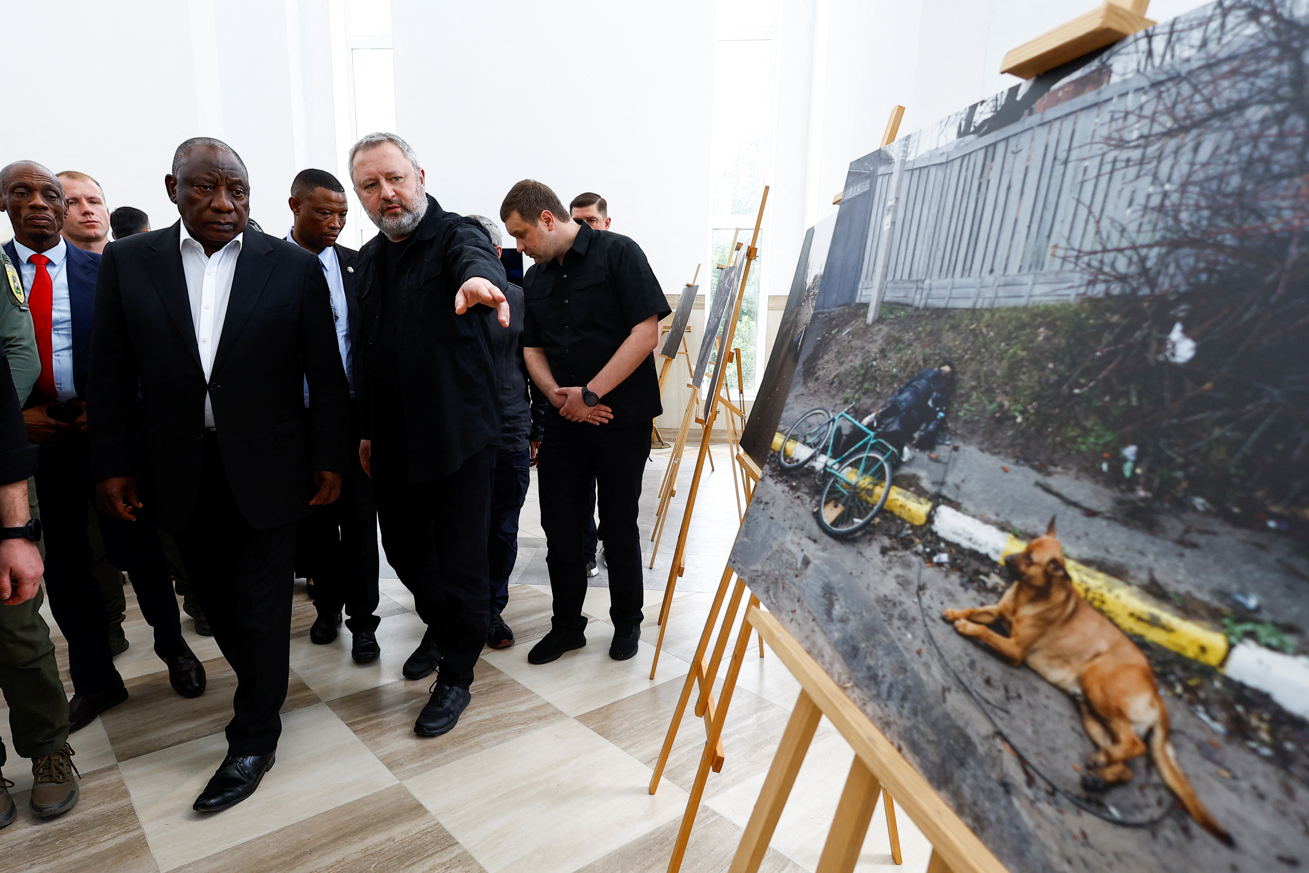 El presidente de Sudáfrica, Cyril Ramaphosa, y el fiscal general de Ucrania, Andriy Kostin, visitan una iglesia en el lugar de una fosa común, en la ciudad de Bucha, en medio del ataque de Rusia a Ucrania, a las afueras de Kiev, Ucrania 16 de junio 2023. REUTERS/Valentyn Ogirenko