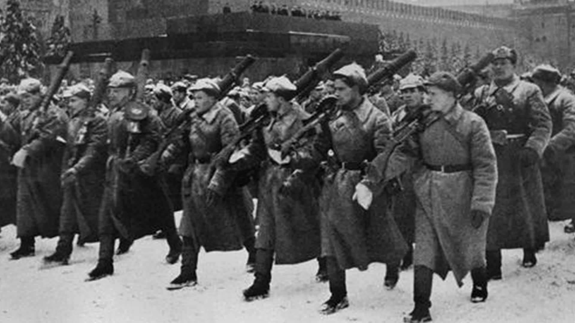 Soldados soviéticos desfilando en Moscú