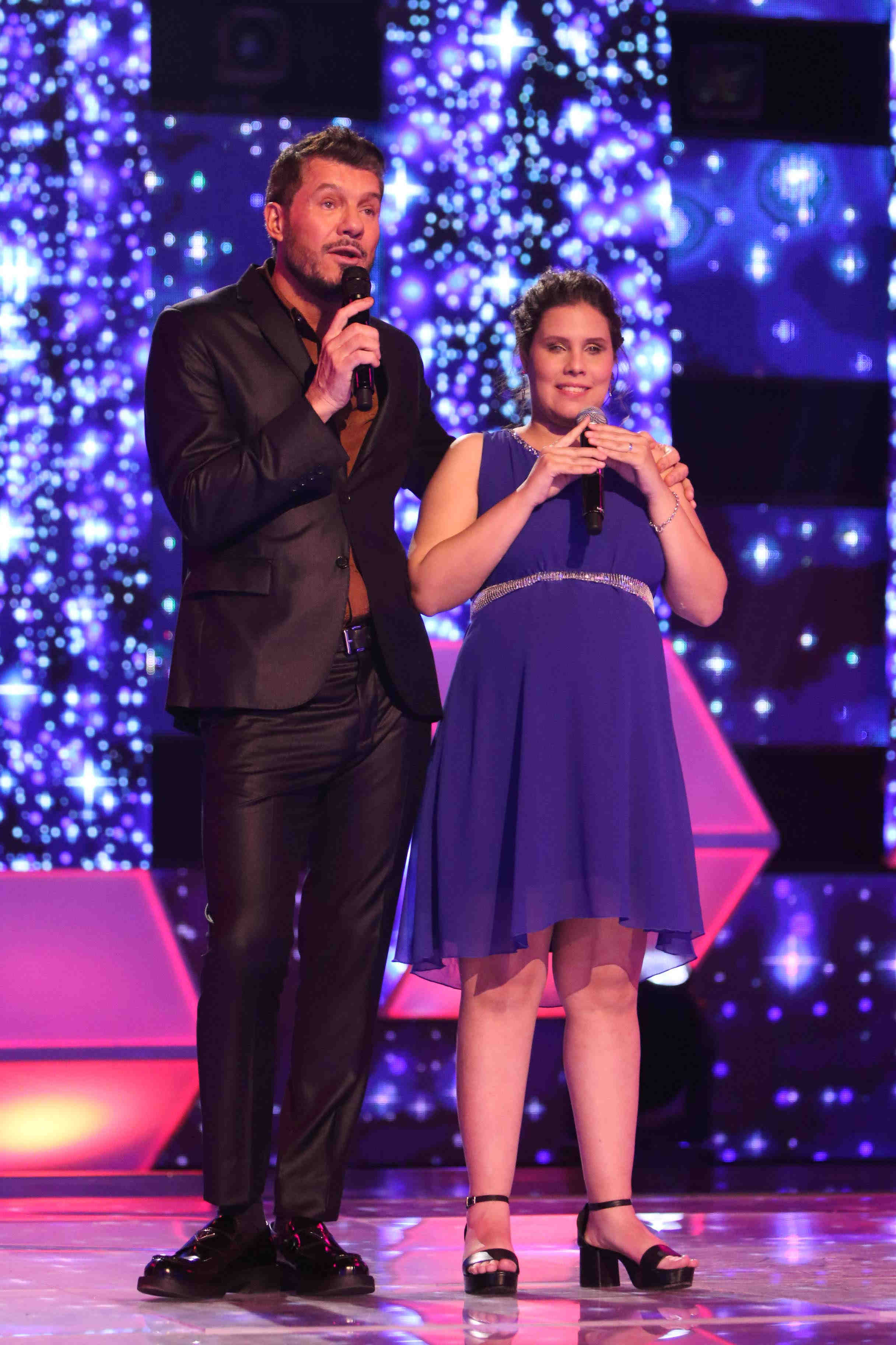 Marcelo Tinelli y Flor Álvarez, en el escenario frente a los 100 jurados