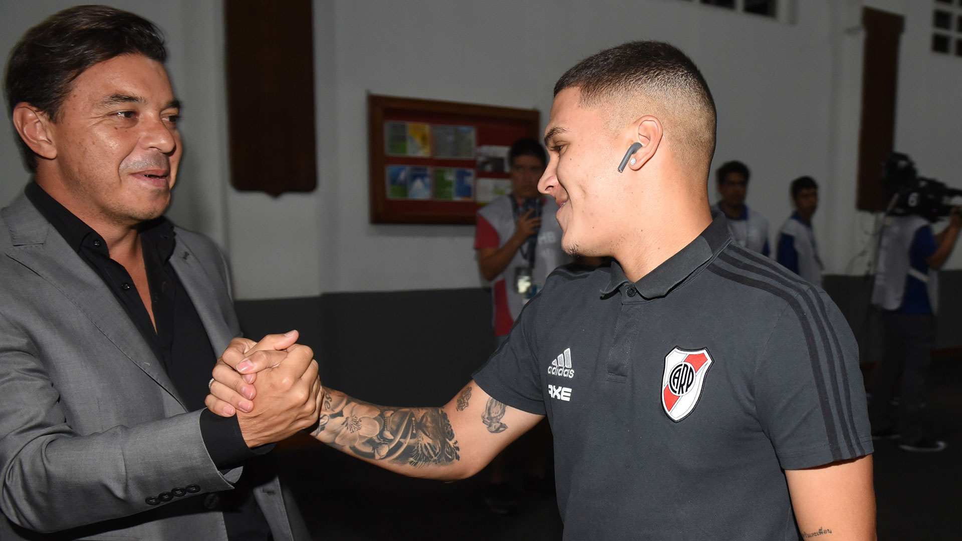 Juan Fernando Quintero, quien firmaría contrato con River Plate hasta diciembre de 2024, junto a Marcelo Gallardo, (Gettyimages)