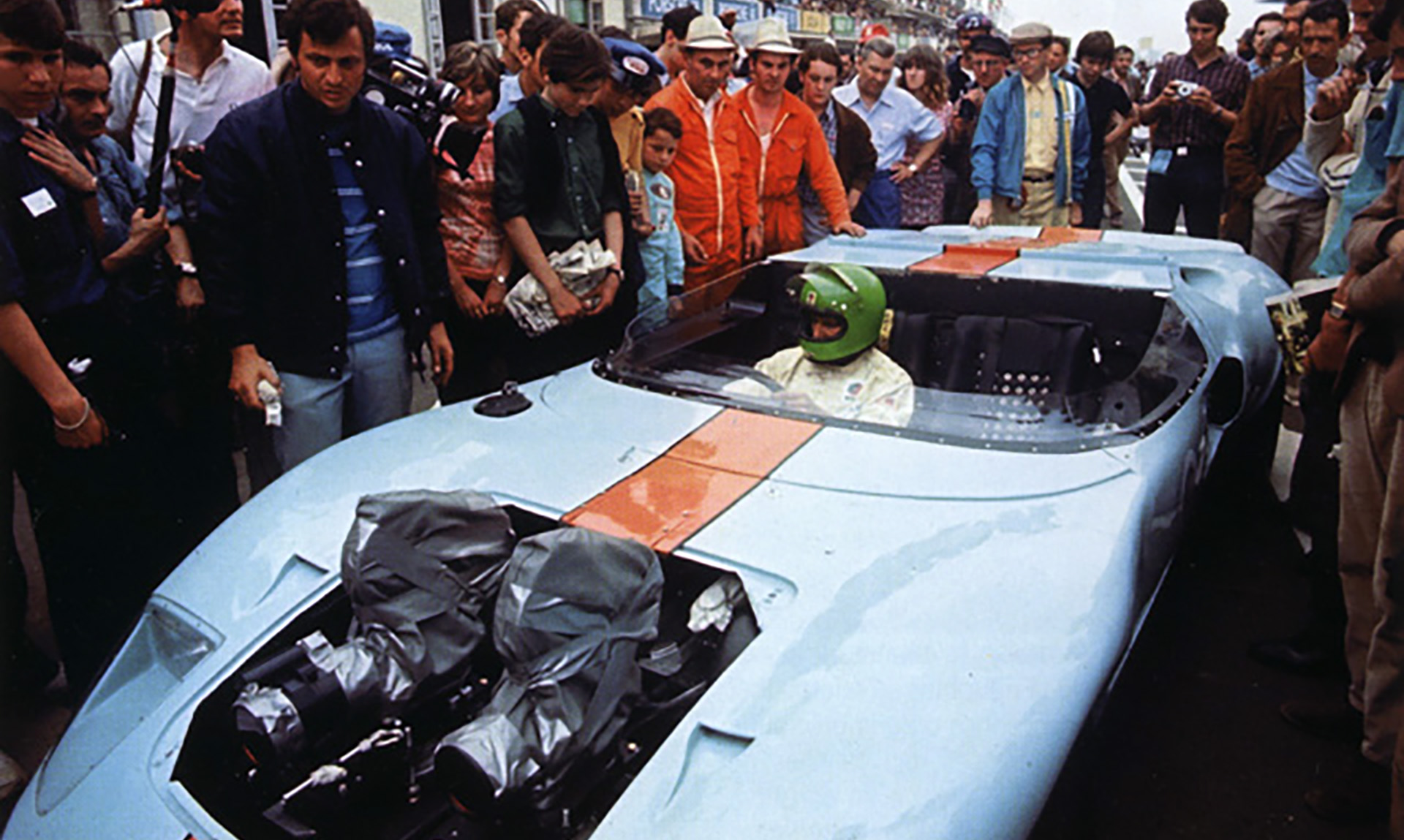 En la trompa del GT40 se adaptaron dos lentes para tomas a baja altura y mayor velocidad de las que se podían hacer con la cámara giroscópica sobre la tapa del motor trasero