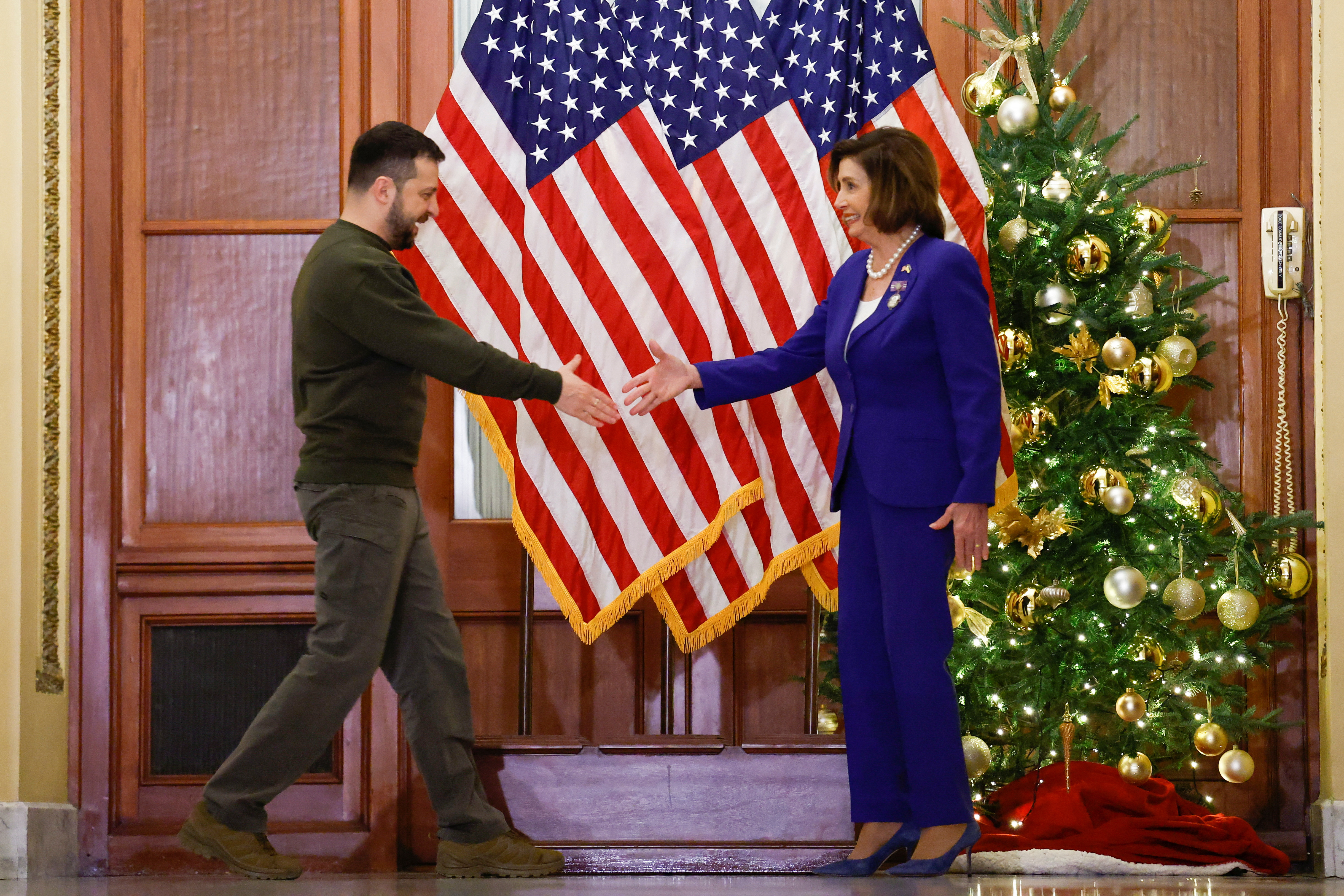 Zelensky saluda a Nancy Pelosi en el Capitolio (REUTERS/Evelyn Hockstein)