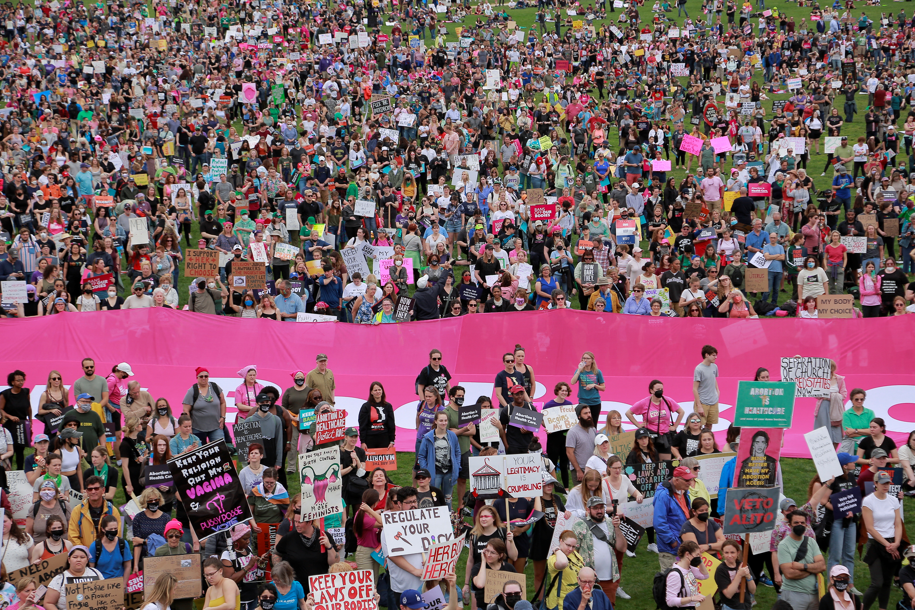 Defensores del derecho al aborto participan en una manifestación tras la filtración de la opinión del Tribunal Supremo que sugiere la posibilidad de anular la decisión sobre el derecho al aborto Roe v. Wade, en Washington, Estados Unidos, el 14 de mayo de 2022. (REUTERS/Amira Karaoud)