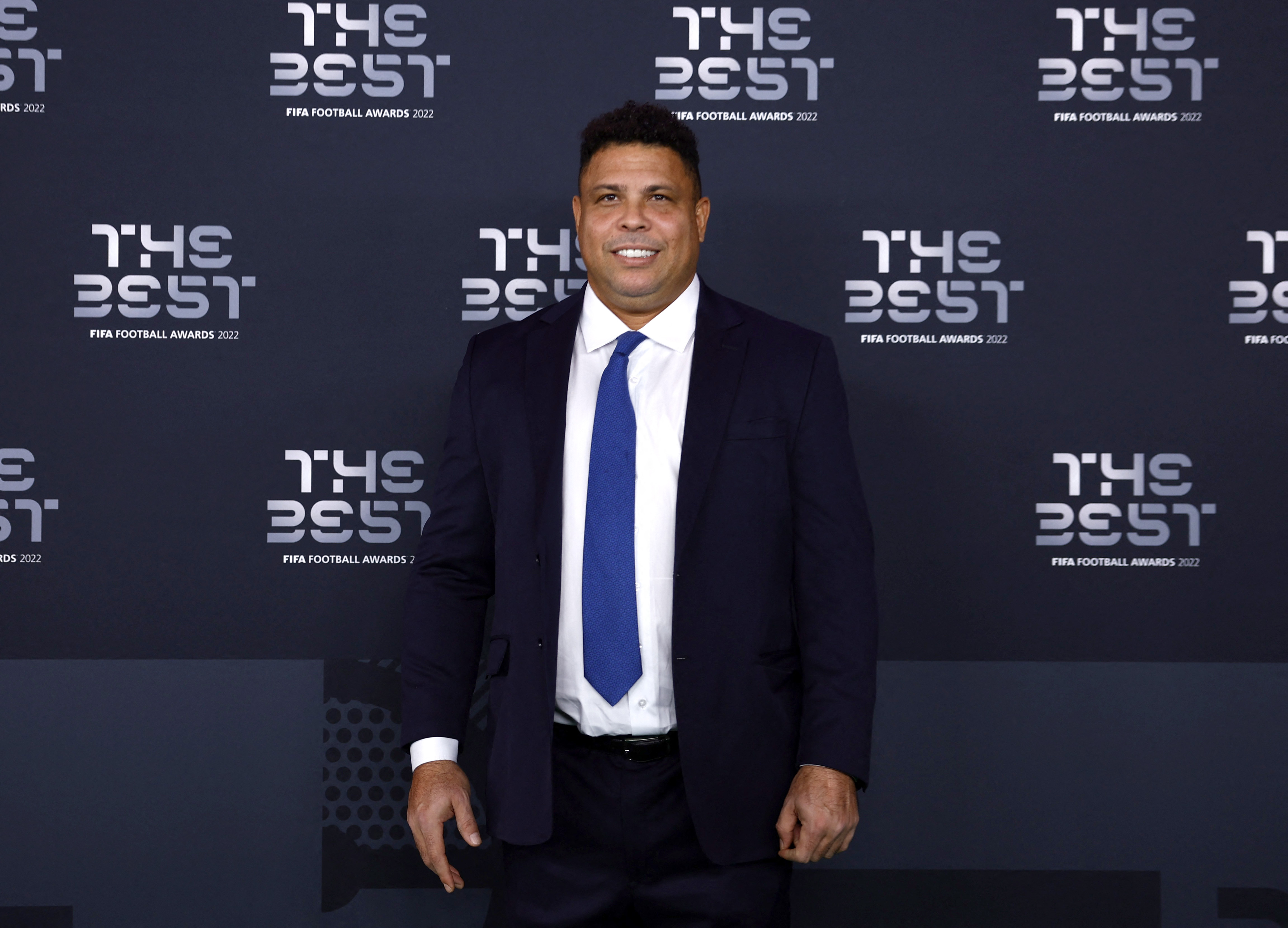 La estrella del fútbol brasileño, Ronaldo Nazario, llegó a los premios The Best 2023 con un traje clásico de color negro y corbata azul REUTERS/Sarah Meyssonnier