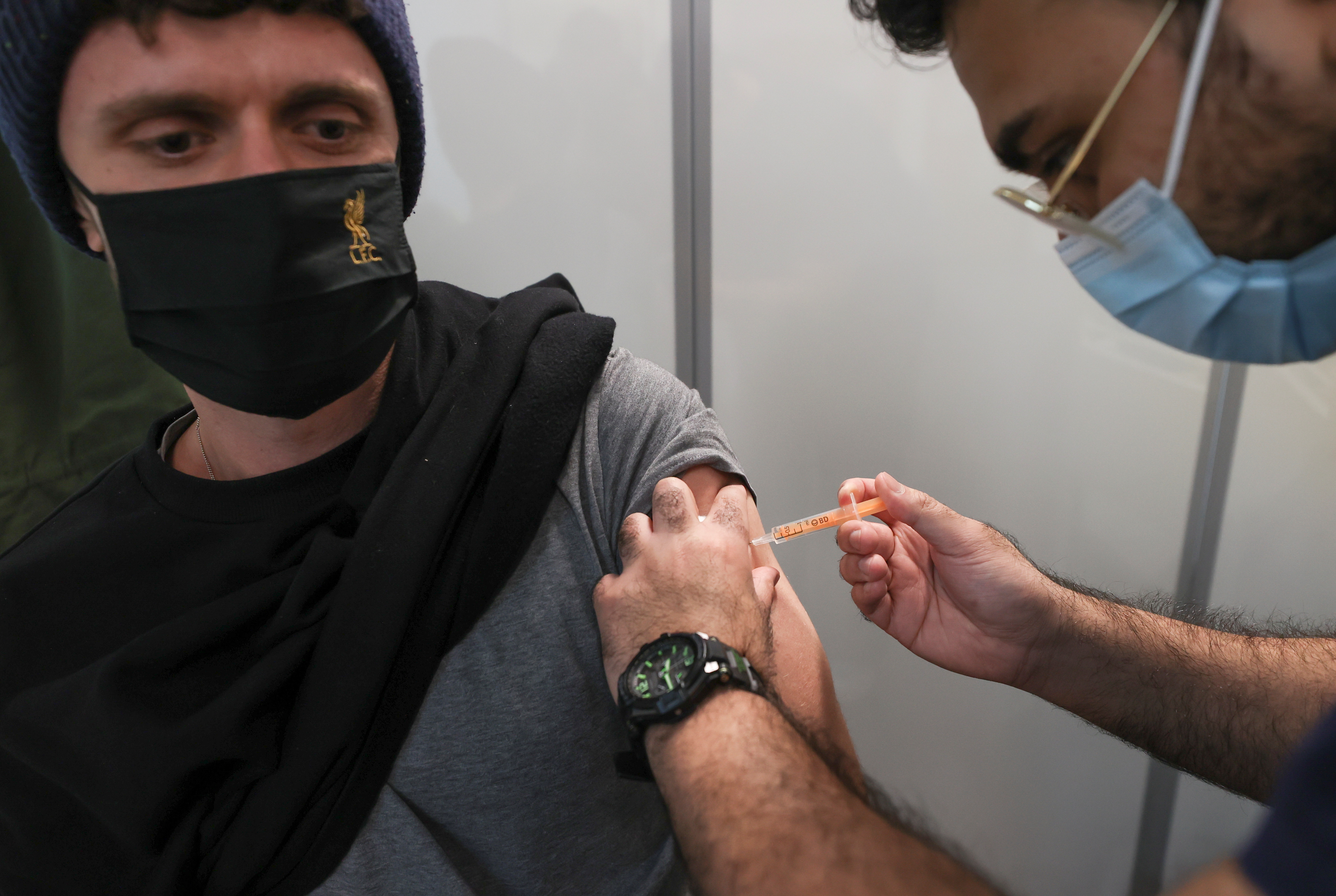 Una persona recibe una dosis de la vacuna contra el COVID-19 de AstraZeneca en el Reino Unido. Foto: REUTERS/Lee Smith
