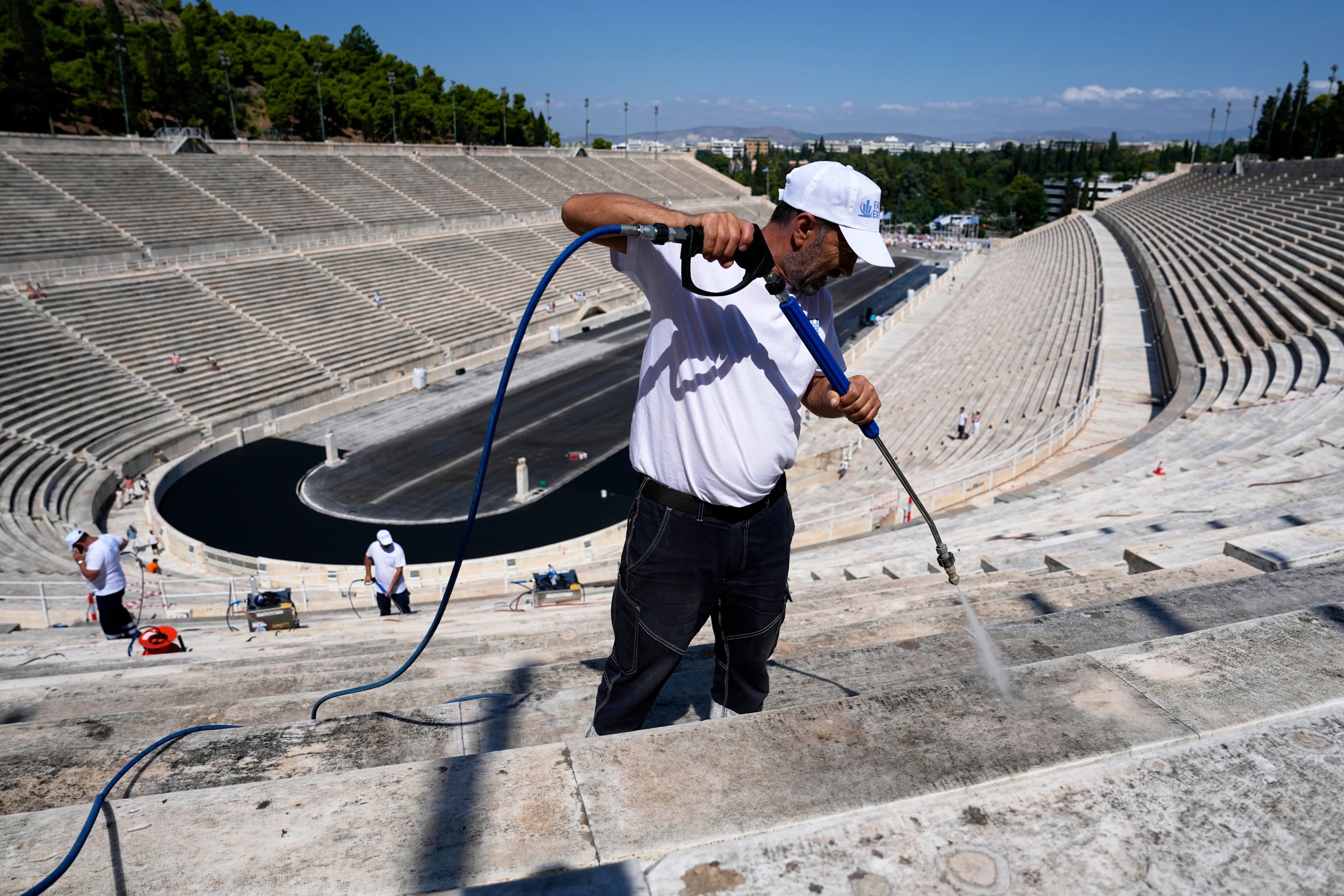 Atenas limpia por primera vez en m&aacute;s de 100 a&ntilde;os el hist&oacute;rico estadio Panathenaico de los Juegos Ol&iacute;mpicos de 1896