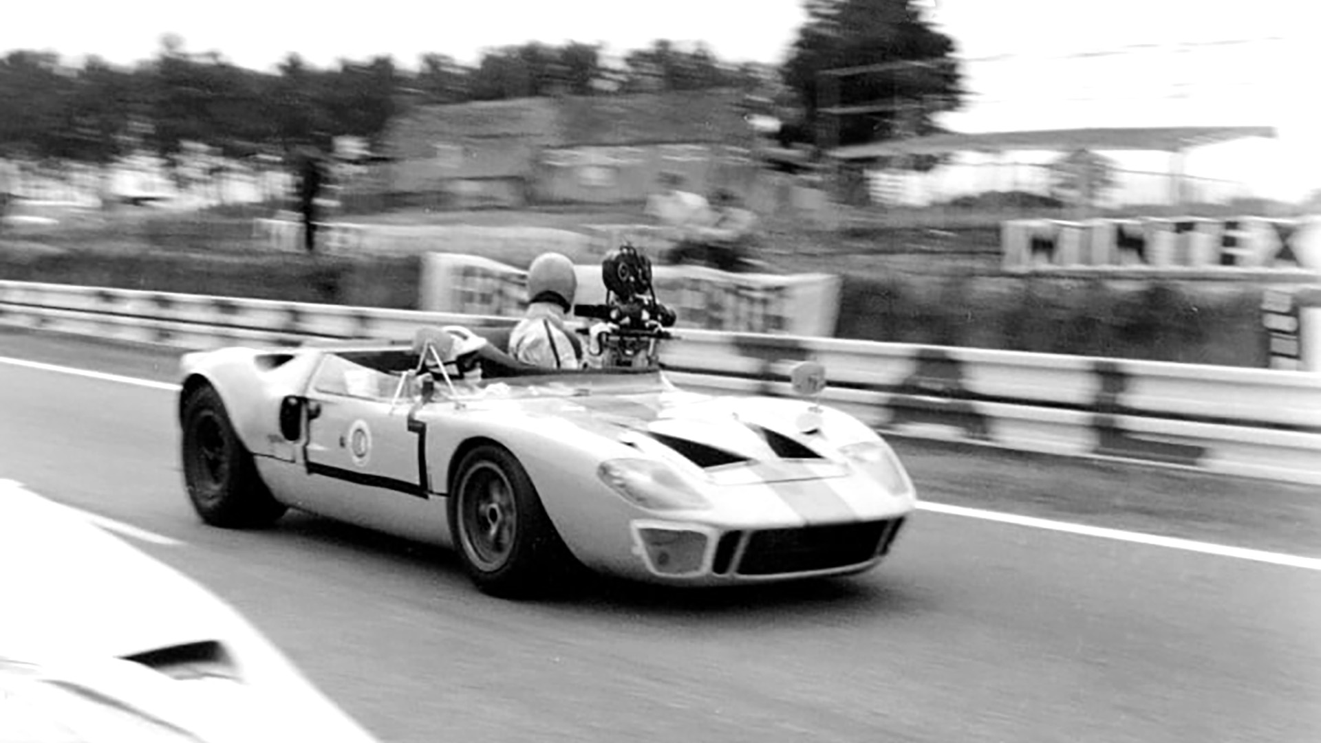 Cuando la cámara giroscópica no era necesaria, en el asiento del copiloto se sentaba un camarógrafo con una cámara normal de 355mm apoyada sobre una superficie elevada