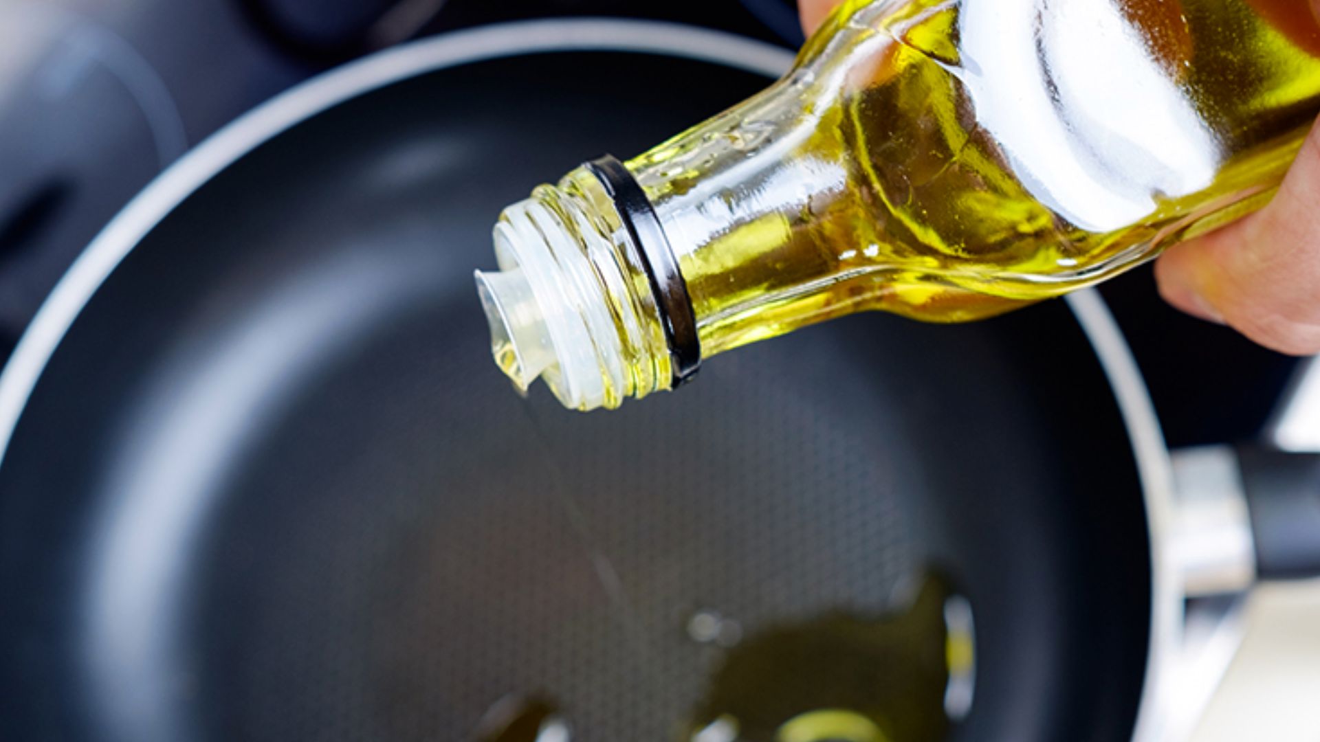 El aceite de oliva es conocido por sus grandes propiedades y aportes para la salud, pero existe una duda entorno al uso de las frituras (Freepik)