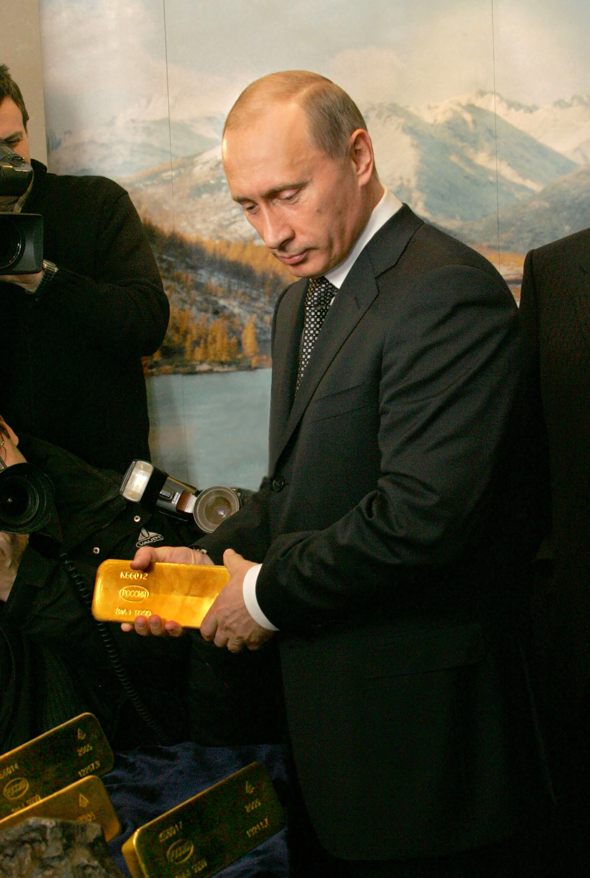 Vladimir Putin sostiene una barra de oro (Reuters/archivo)