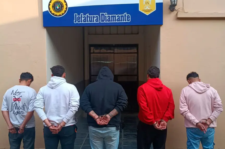 Detuvieron a cinco personas por el crimen de un hombre que muri&oacute; apu&ntilde;alado en plena calle de Entre R&iacute;os 
