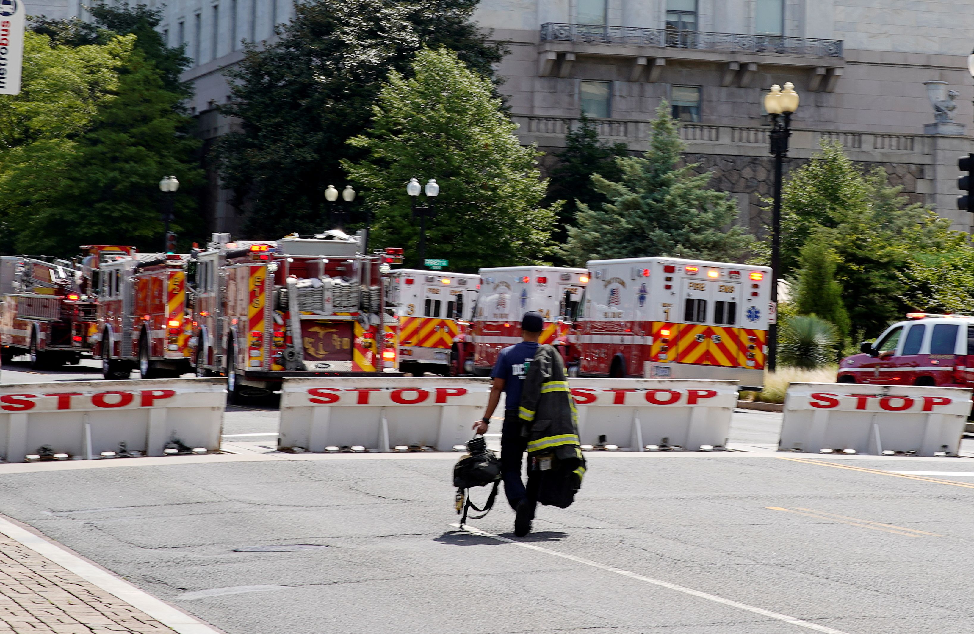 Un bombero se acerca al lugar donde se registró la amenaza (REUTERS/Elizabeth Frantz)