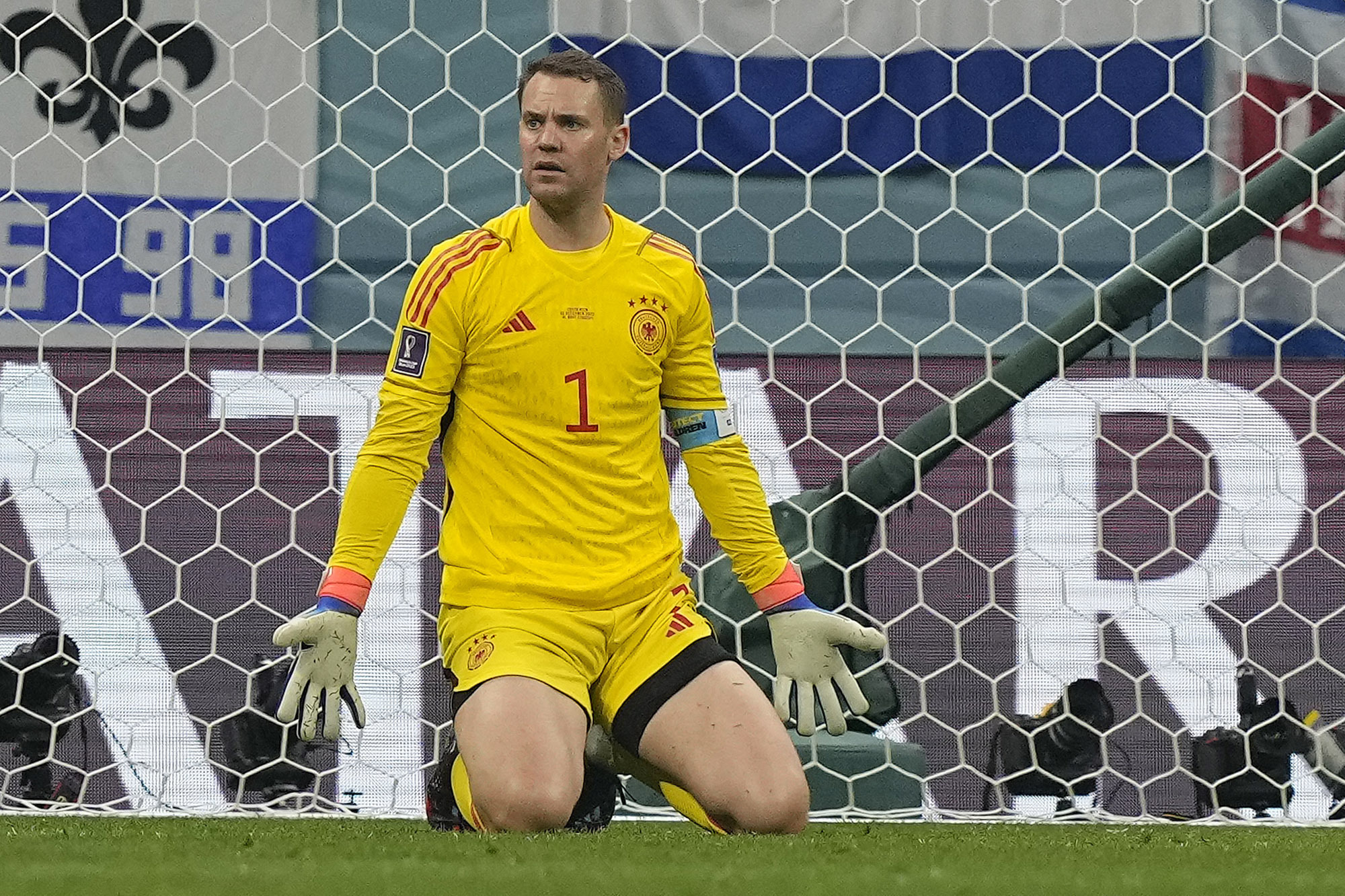 El portero de la selección alemana Manuel Neuer reacciona luego de un gol de Costa Rica en su partido de la fase de grupos del Mundial en el Estadio Al Bayt en Al Khor, Qatar, 1 de diciembre de 2022. El portero de la selección alemana y Bayern Munich ha quedado excluido del resto de la temporada de la Bundesliga tras quebrarse una pierna cuando esquiaba, se informó el sábado 10 de diciembre de 2022. (AP Foto/Martin Meissner)