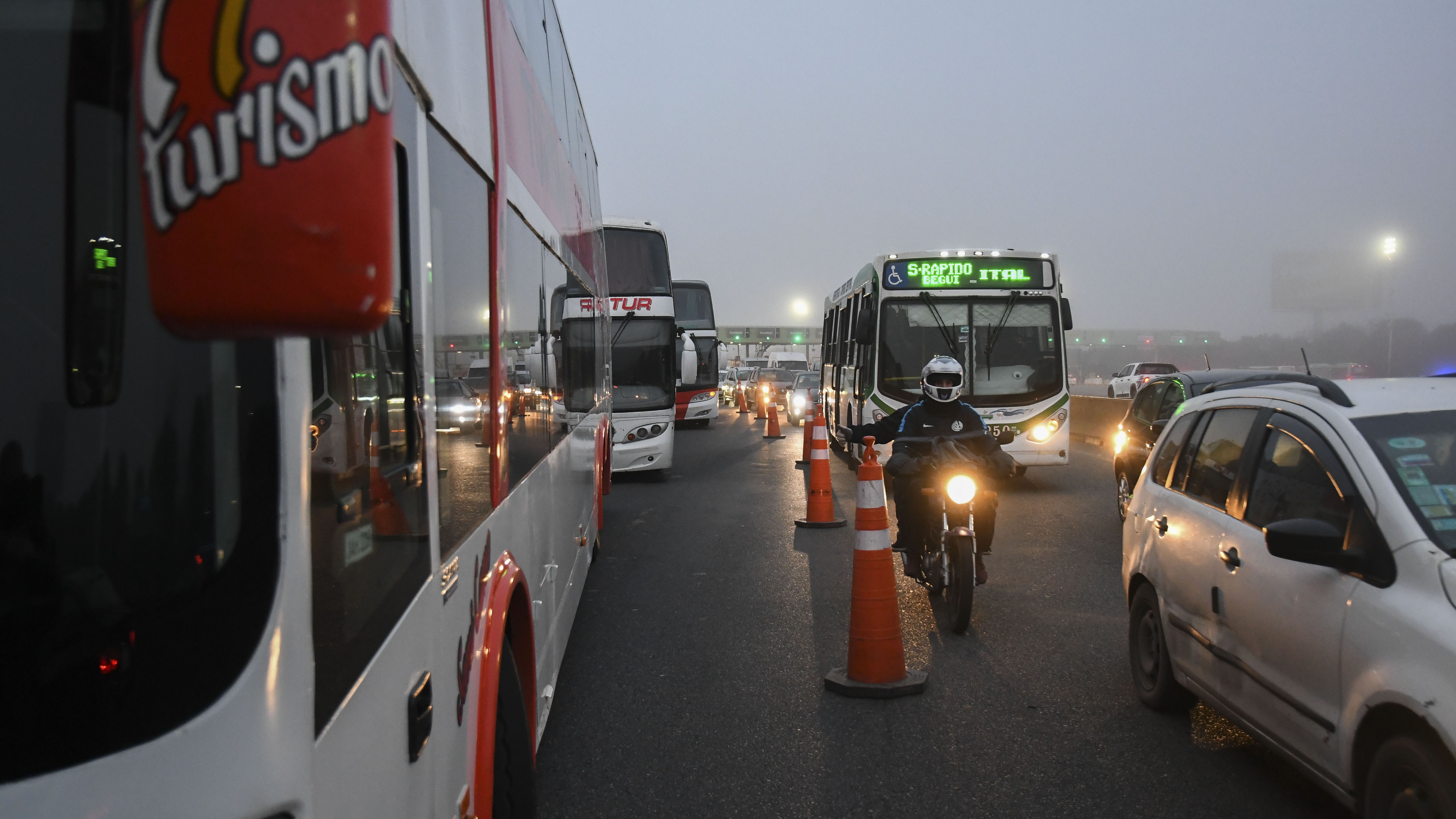 Apenas se habilitaron dos carriles en el sentido hacia la Capital (Télam)