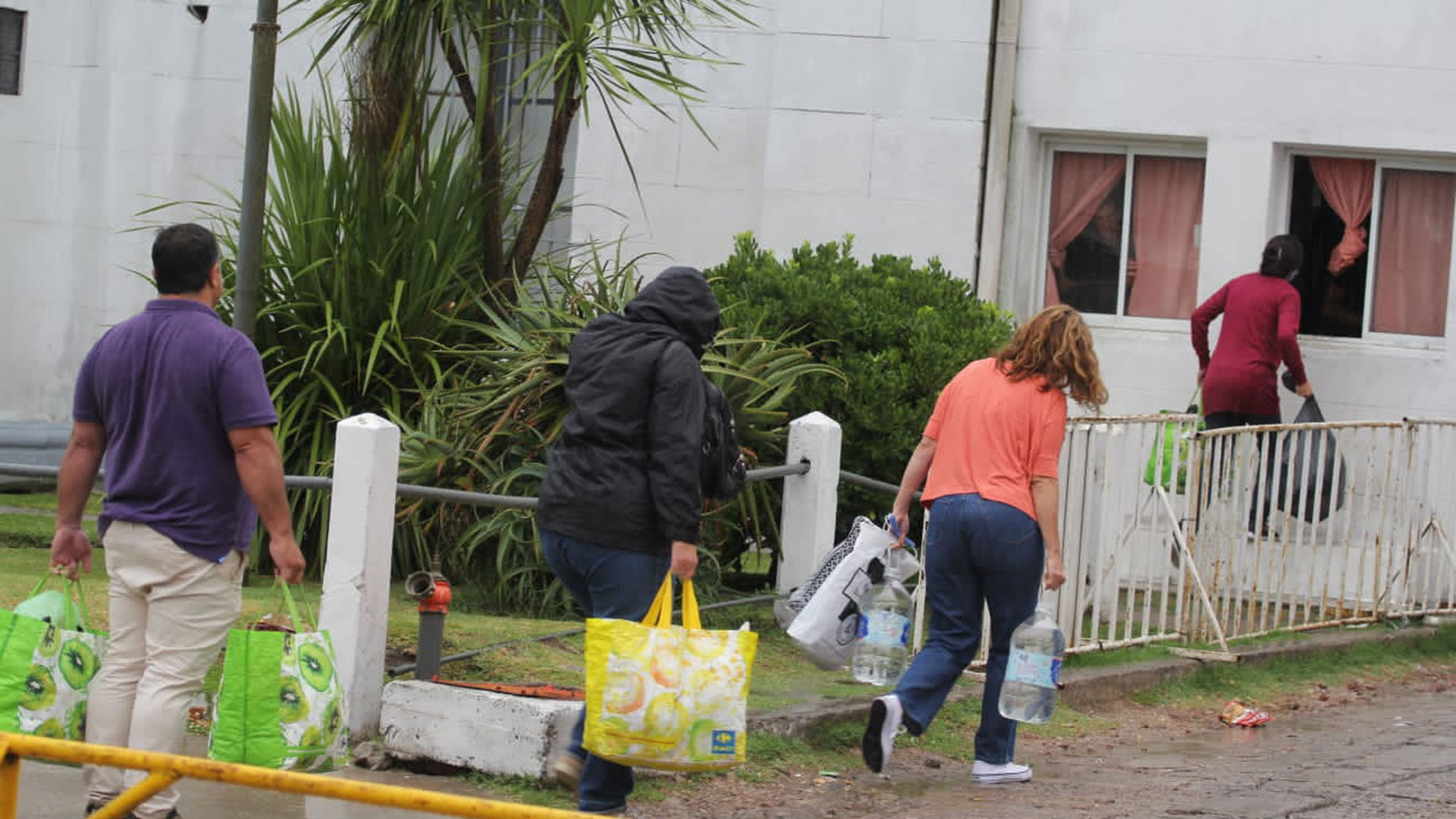 Miércoles 11 de enero. Bajo la lluvia y con bolsas de comida, los familiares de los rugbiers llegaron al penal de Dolores para la visita semanal (Ezequiel Acuña)