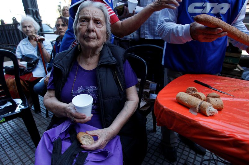 En la Argentina más de 3,3 millones de jubilados cobran el haber mínimo, que actualmente es de $20.571 y que tendrá un incremento de 12,12% desde junio (Reuters)
