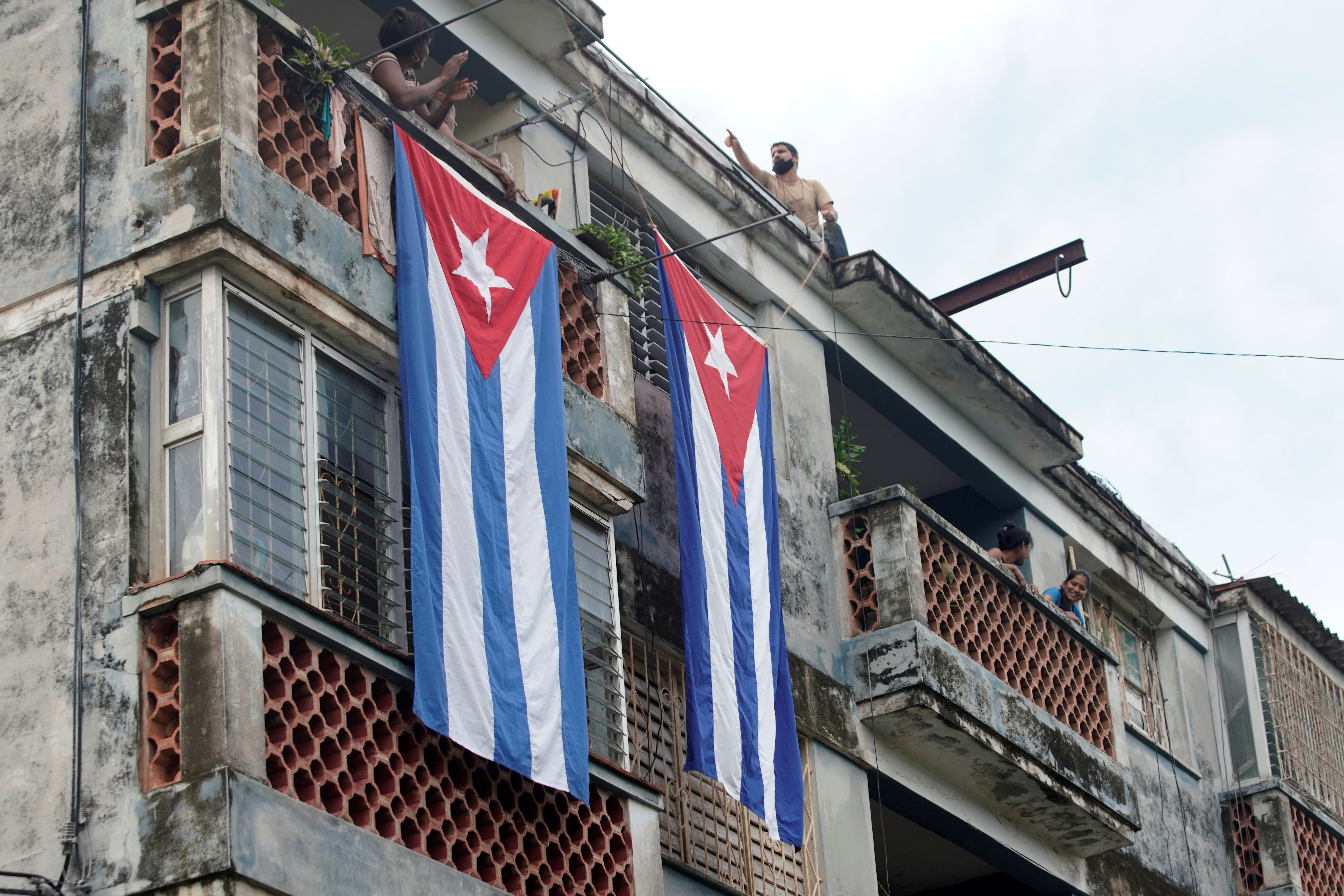 Banderas cubanas cuelgan de edificios en La Habana-