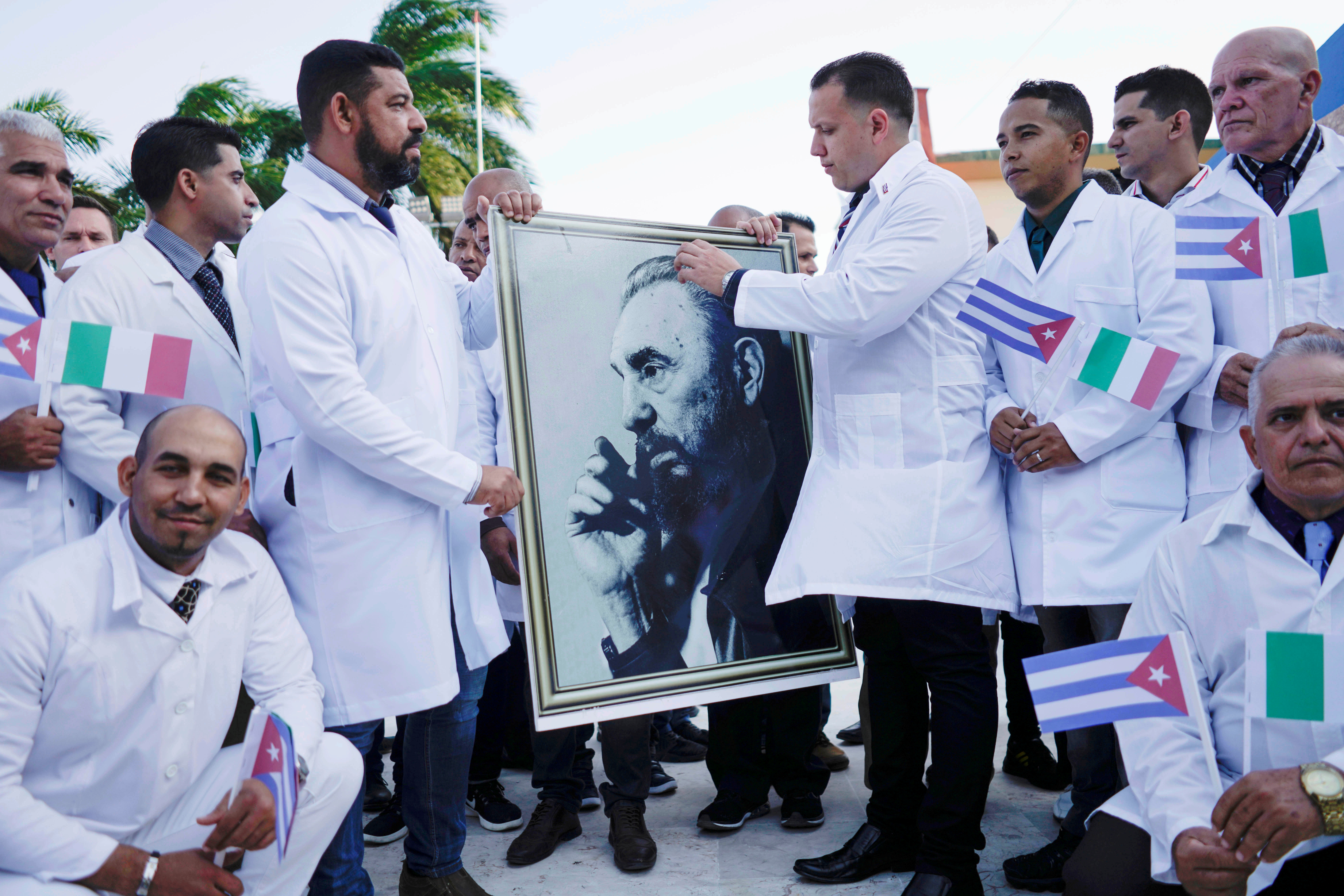 Una brigada de médicos cubanos rinde homenaje al líder revolucionario, Fidel Castro. (FOTO: REUTERS/Alexandre Meneghini)