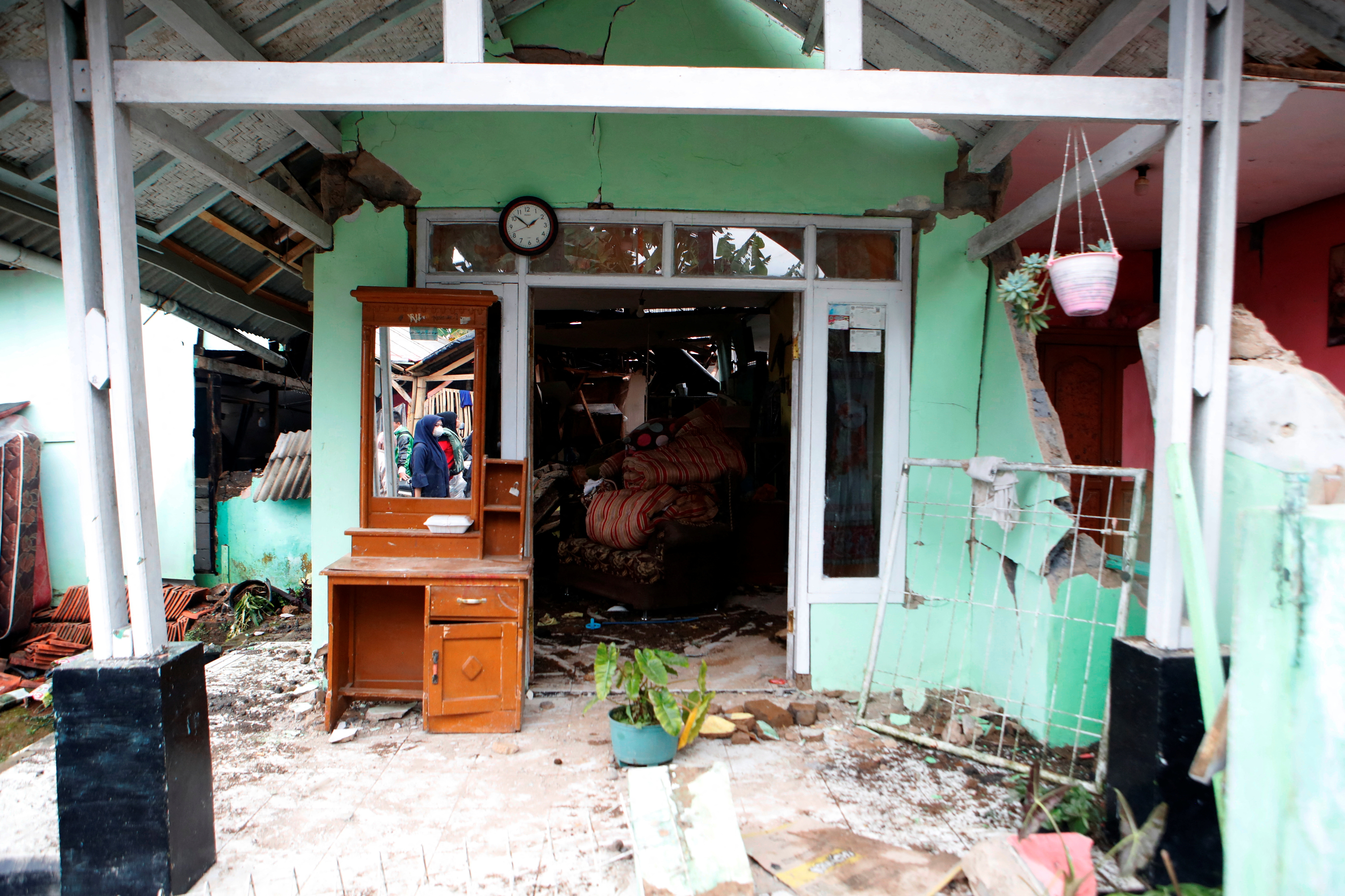 Más de 20.000 casas fueron destruidas por el paso del terremoto (REUTERS)