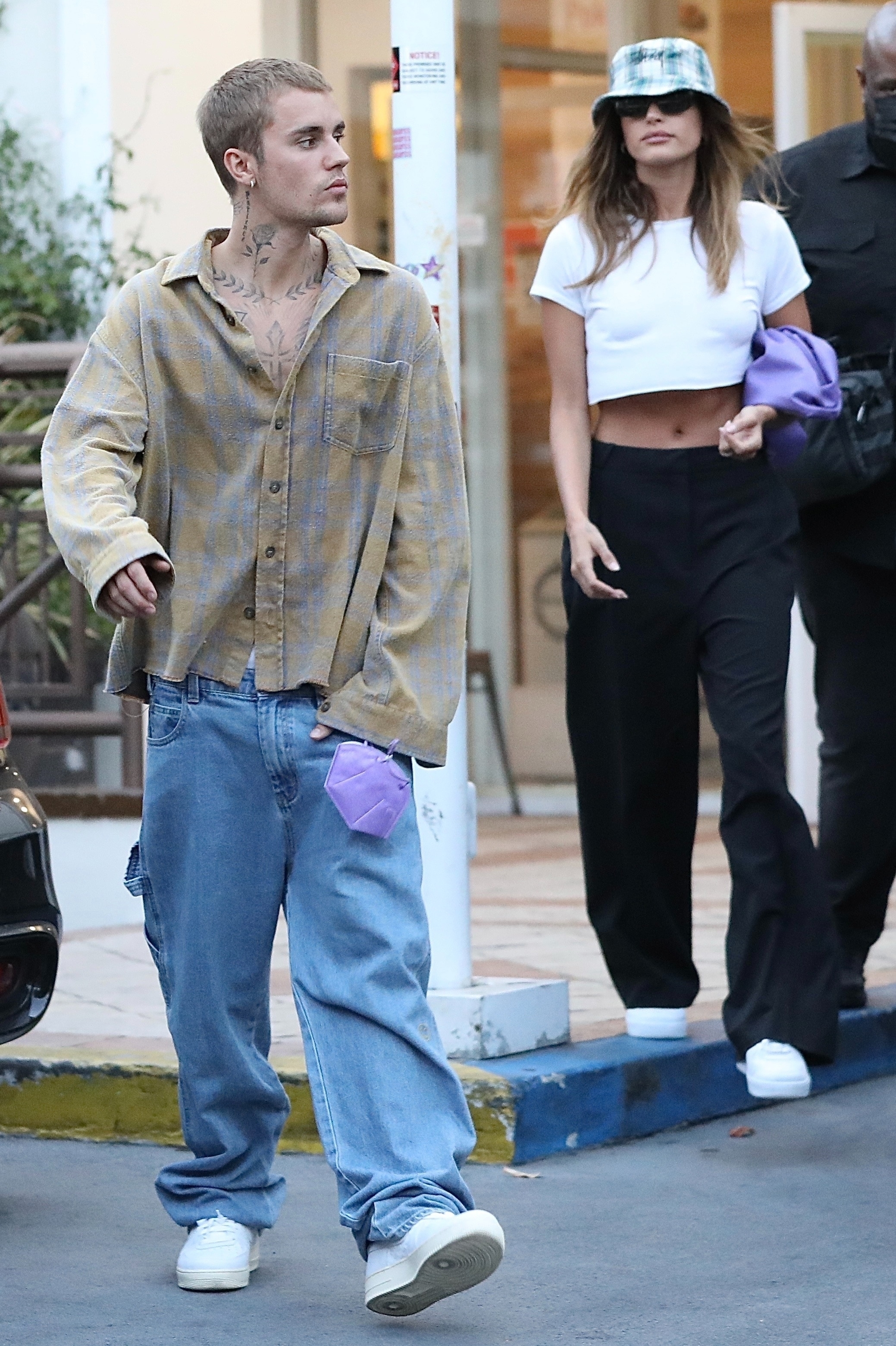 Cita romántica. Justin Bieber y su esposa, Hailey, fueron a comer al exclusivo restaurante Sushi Park en West Hollywood. El cantante vistió un jean y una camisa marrón con detalles amarillos, mientras que la modelo optó por un pantalón negro tiro alto, una remera blanca. Además, llevó un gorro a cuadros y cartera de cuero color lila 