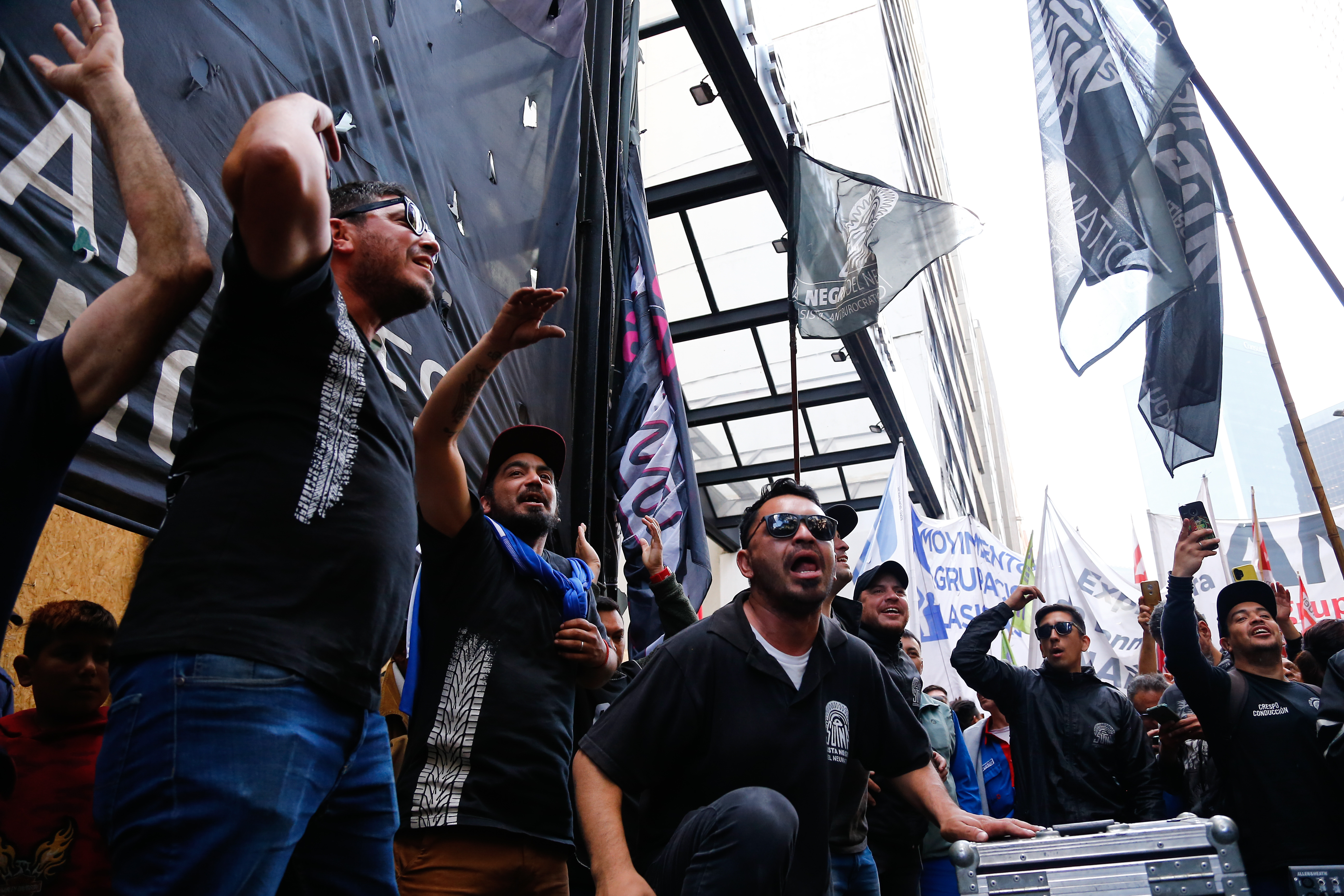 Los manifestantes del Sindicato del Neumático se movilizaron ante el Ministerio de Trabajo mientras se hacía la audiencia de empresarios y gremialistas (Foto Luciano González)