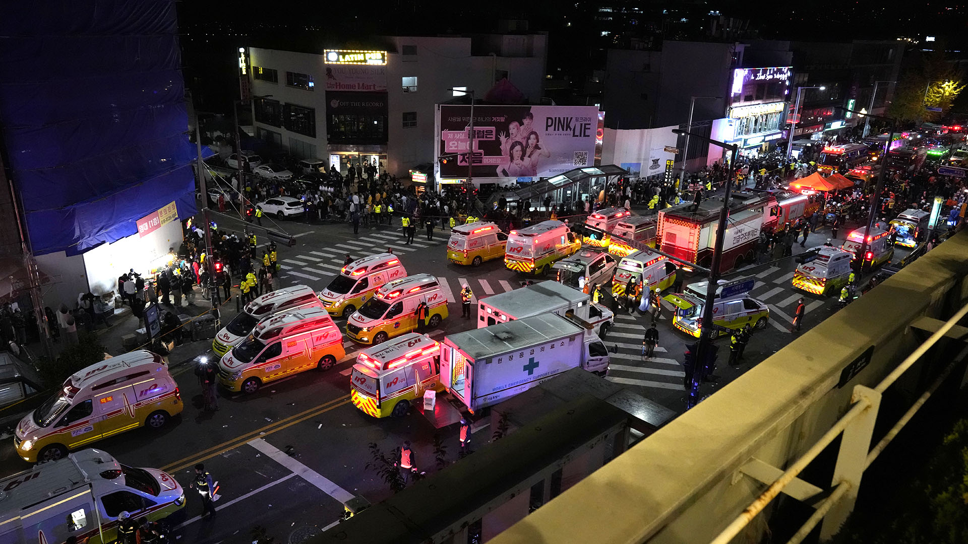Un enorme número de funcionarios de los cuerpos de bomberos se desplazan por las calles de Seul para atender a las víctimas de estampida