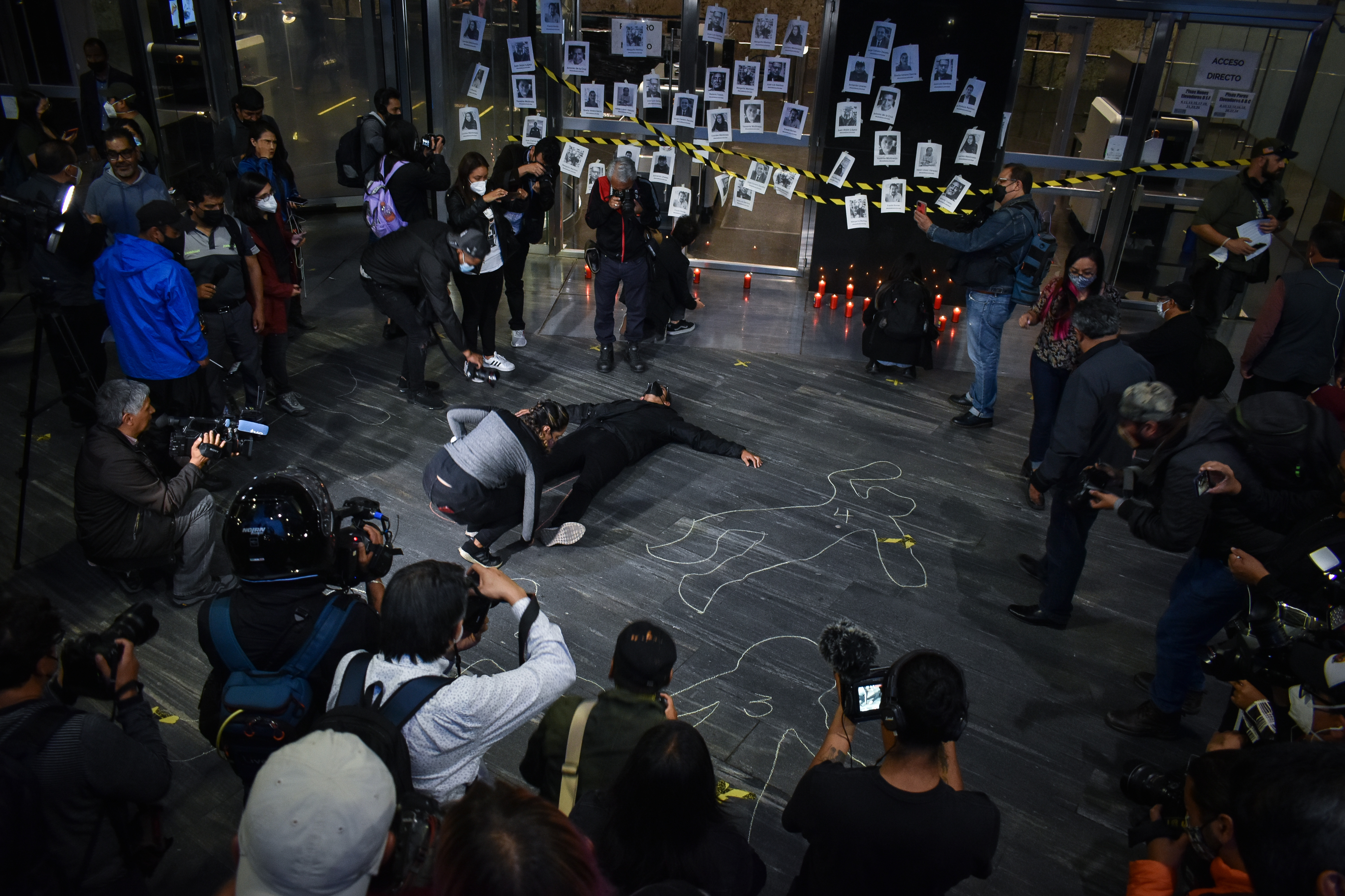 Trazo de siluetas con números en el piso representando a los periodistas asesinados en este 2022 (Foto: Mónica Castro/Infobae México)