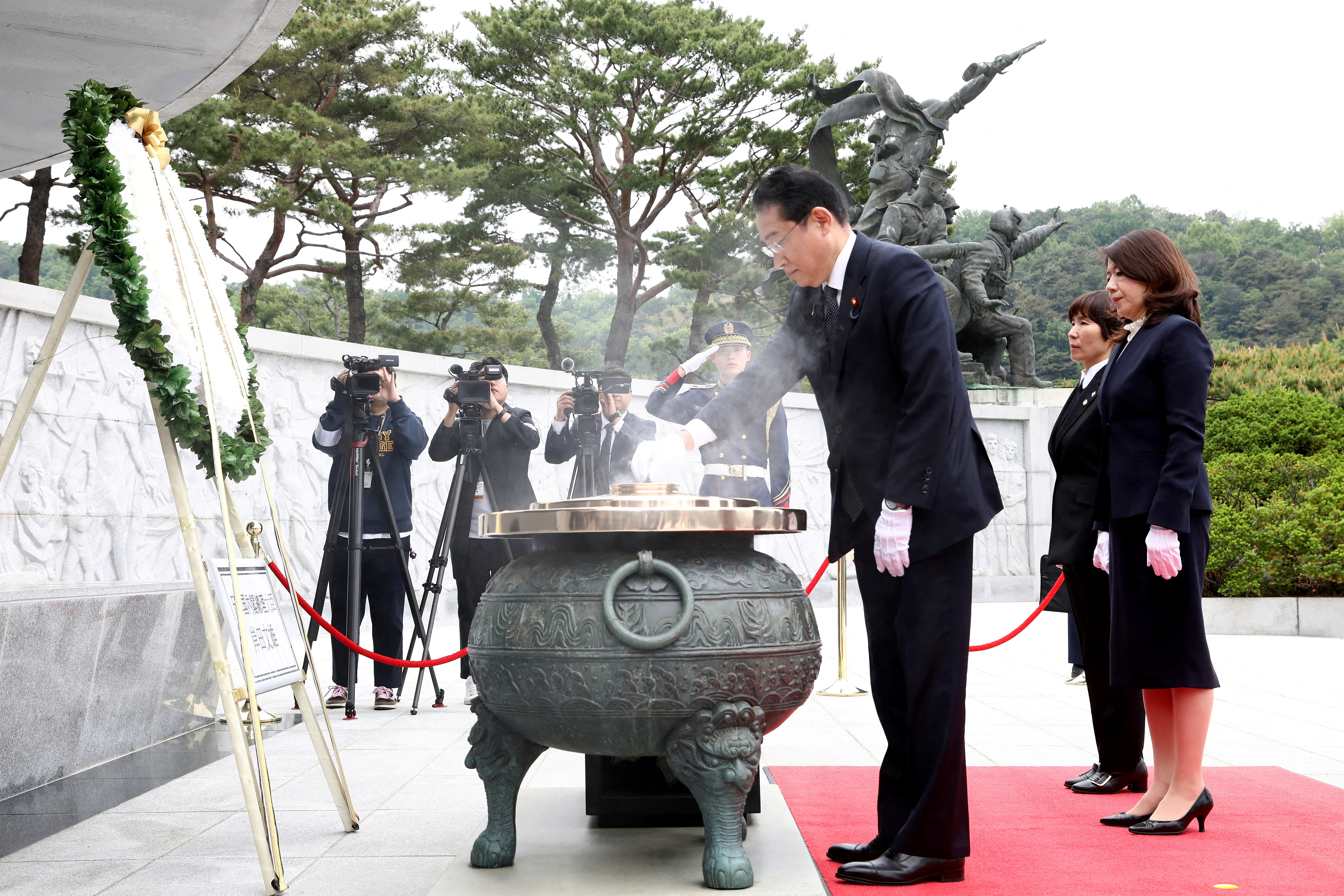 El primer ministro japonés Fumio Kishida quema incienso mientras su esposa Yuko se encuentra de pie durante una visita al Cementerio Nacional el 7 de mayo de 2023 en Seúl, Corea del Sur.  Chung Sung-Jun/Pool vía REUTERS
