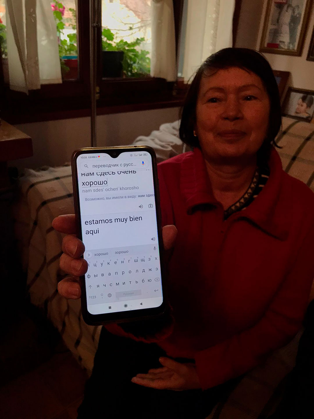 Nuri communicates through the translation app (Martina Putruele)