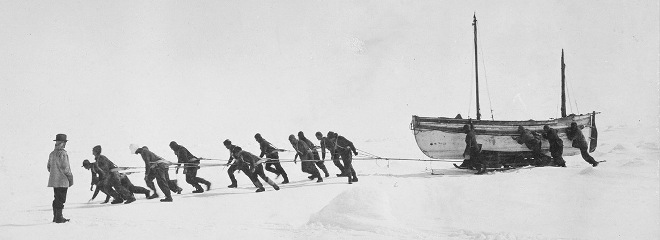 La tripulación del Endurance trata de arrastrar uno de los barcos salvavidas en la congelada superficie del mar de Weddell.