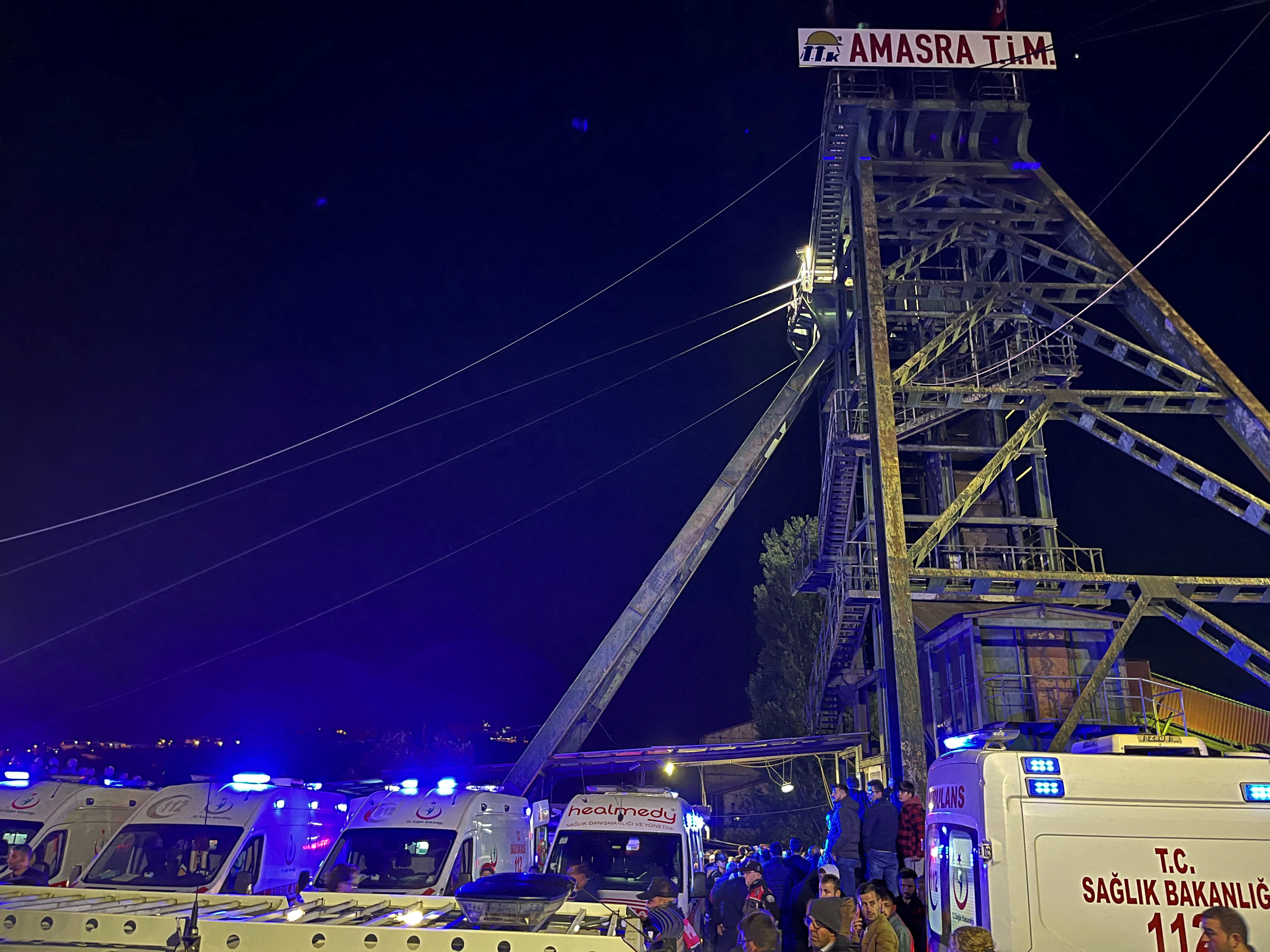 Varias ambulancias tras la explosión de la mina (Reuters)
