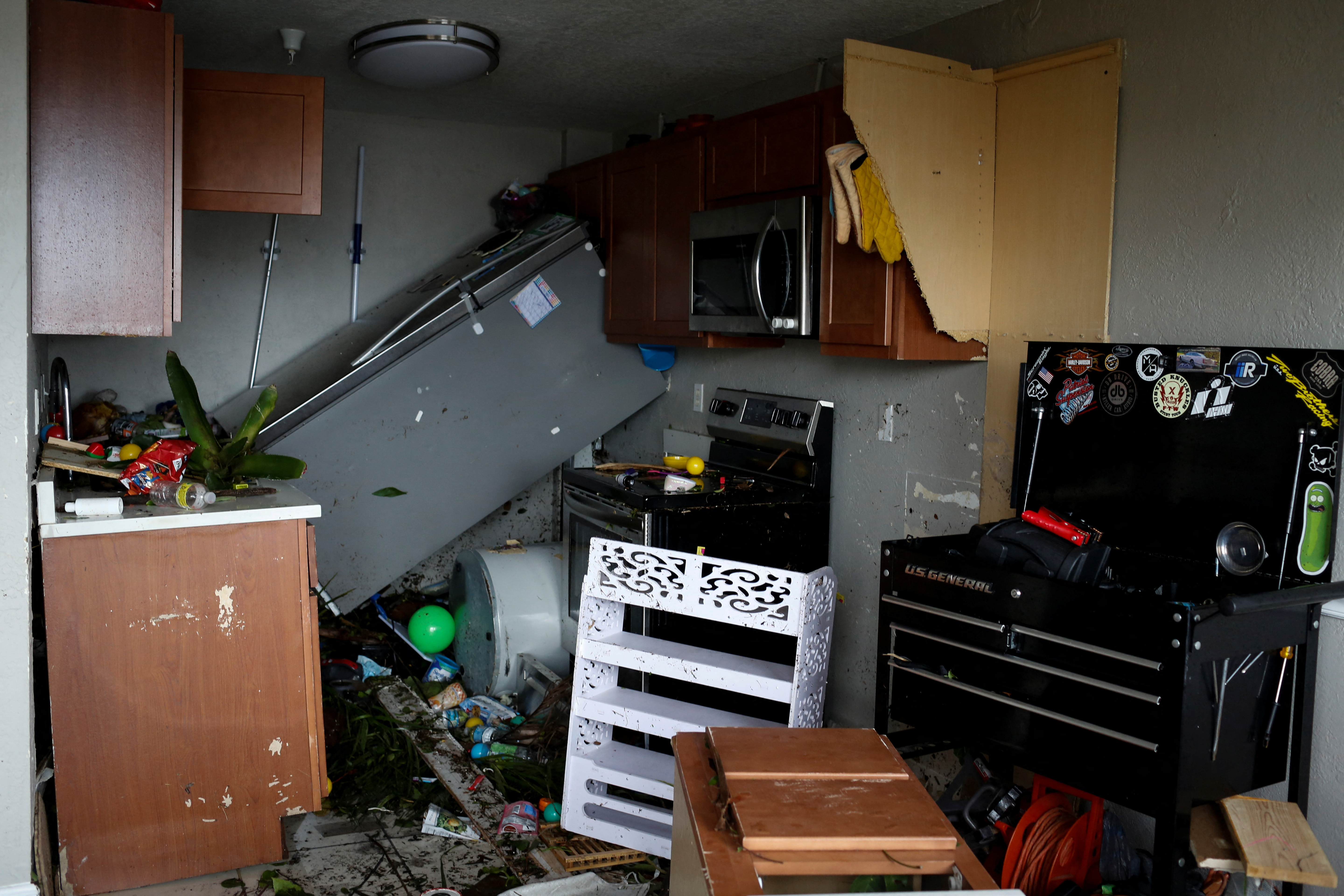 Se ve una cocina destruida en un apartamento después de que el huracán Ian causara una destrucción generalizada, en Fort Myers, Florida, el 29 de septiembre de 2022. (REUTERS/Marco Bello)