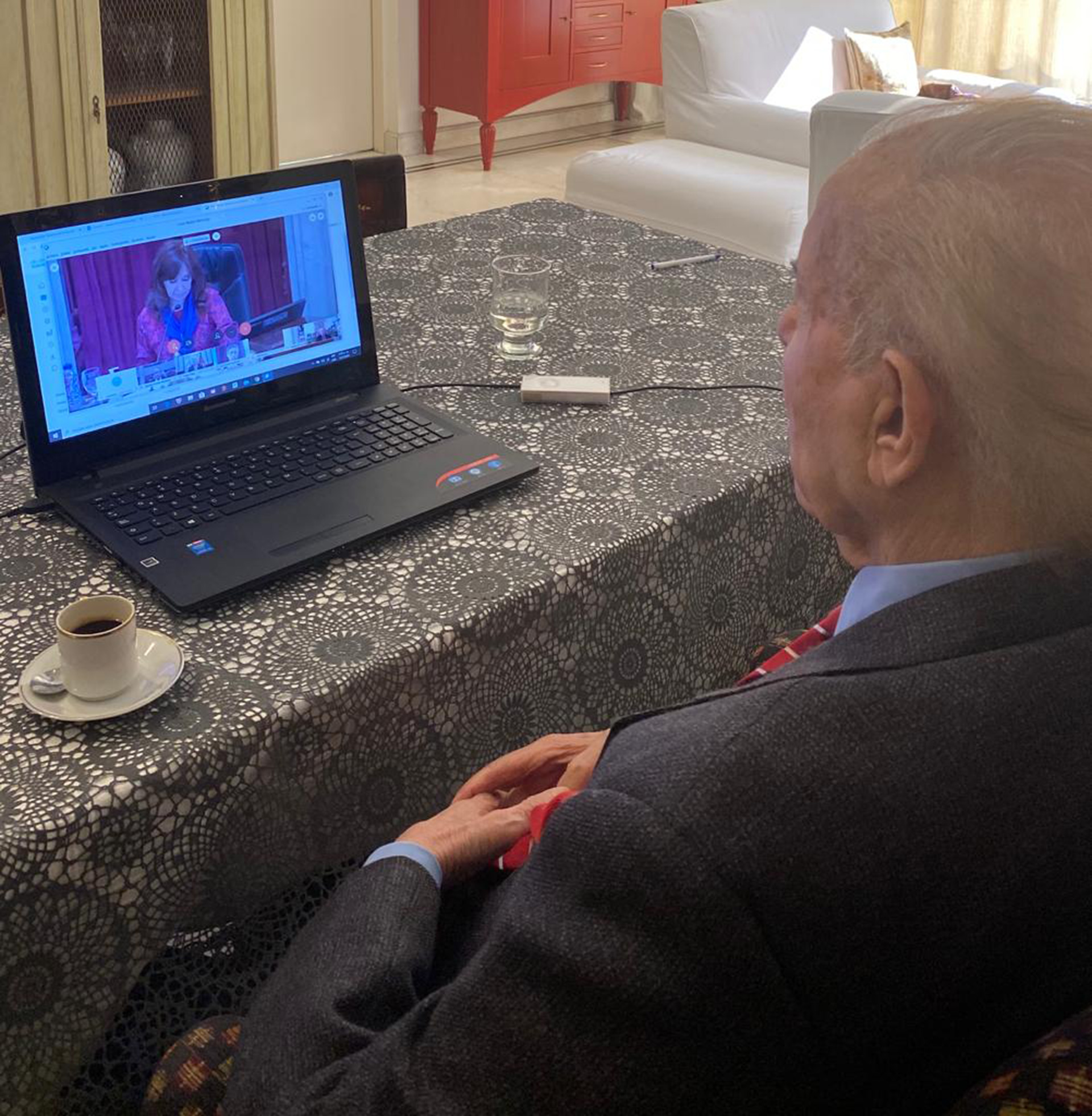 El senador Carlos Menem compartió en su cuenta de Twitter una fotografía durante la sesión