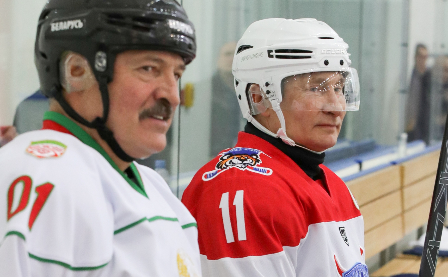 Vladimir Putin y Alexander Lukashenko participan en un partido de hockey sobre hielo en Sochi, Rusia 7 de febrero de 2020