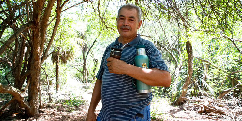 
Vicente Cusico Godoy vivió de trabajos precarios hasta que se convirtió en el primer productor apícola de Miraflores: “Con las colmenas logré tener cosas que nunca tuve” . (Imagen: gentileza Consejo Federal de Inversiones)