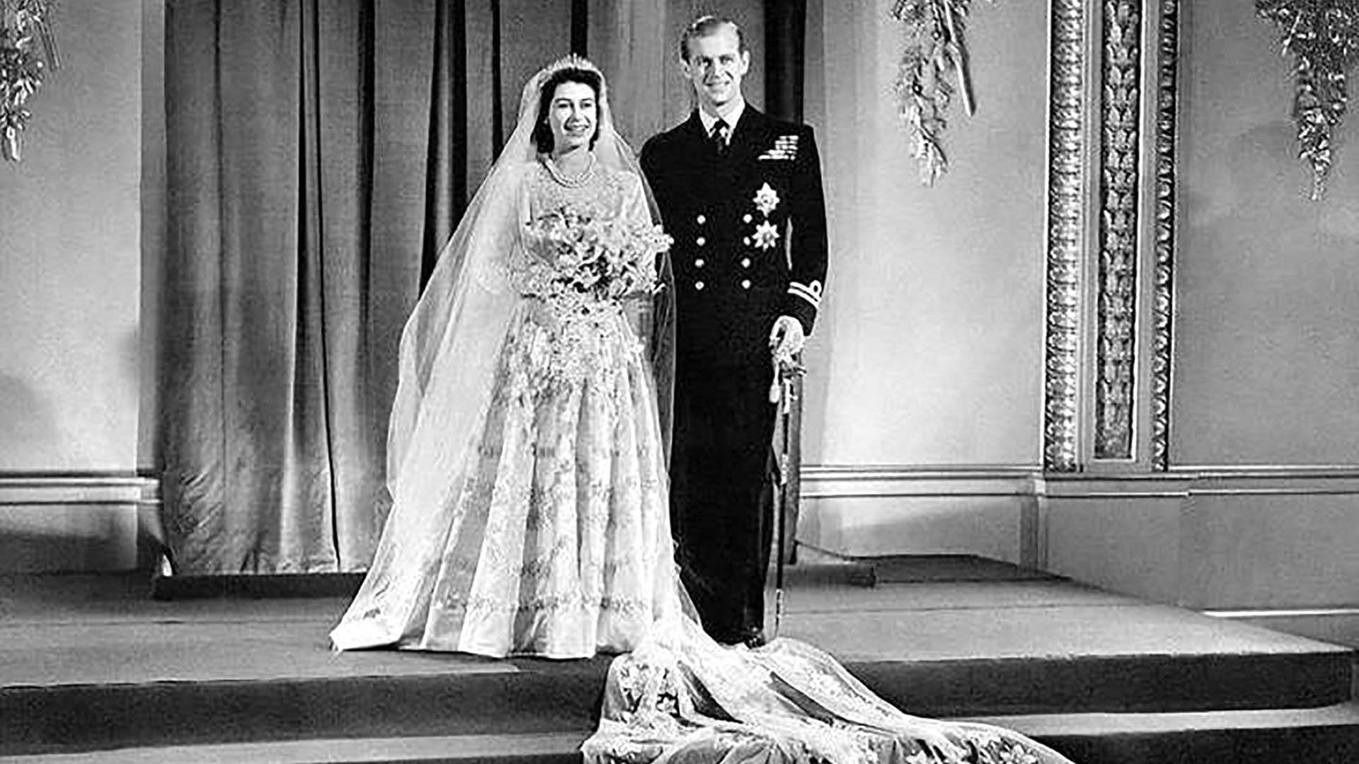 La historia de amor de Isabel II y Felipe de Edimburgo: impresionante boda real, presiones de Palacio, infidelidades y una unión que duró 73 años