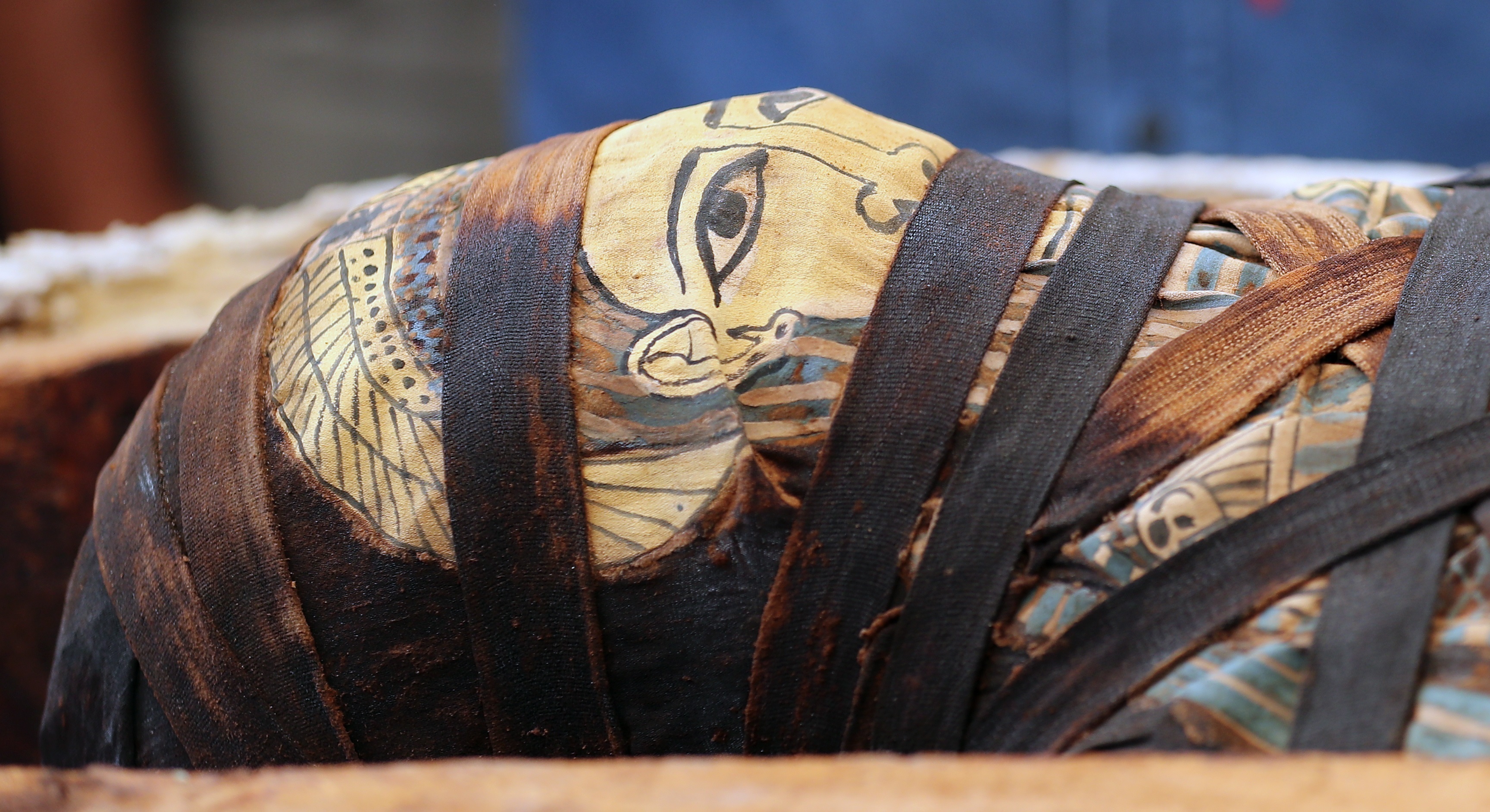 Egipto descubrió un total de 59 ataúdes de madera, con sus momias intactas en una importante necrópolis cerca de El Cairo
