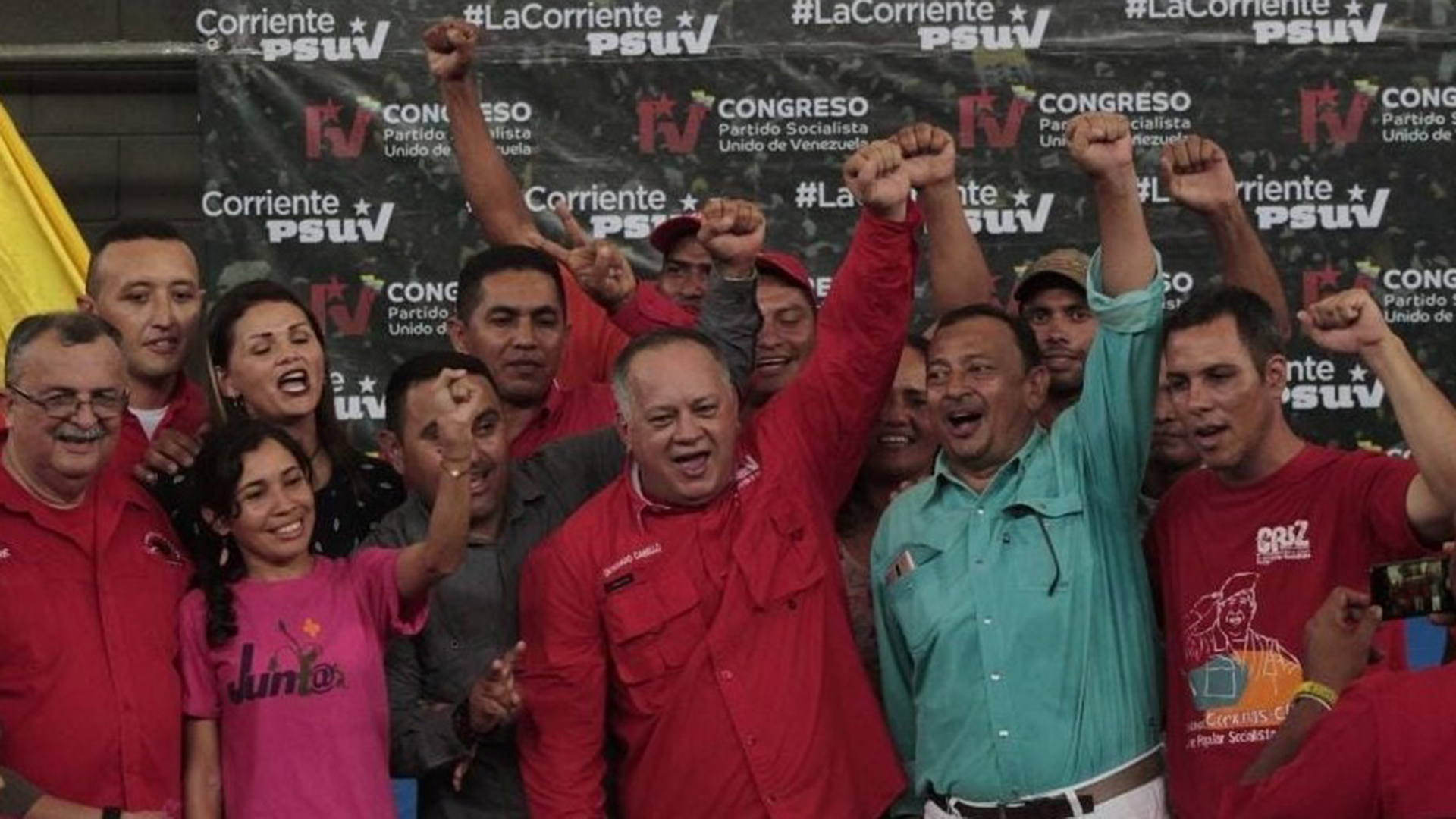 Diosdado Cabello en un acto junto a seguidores