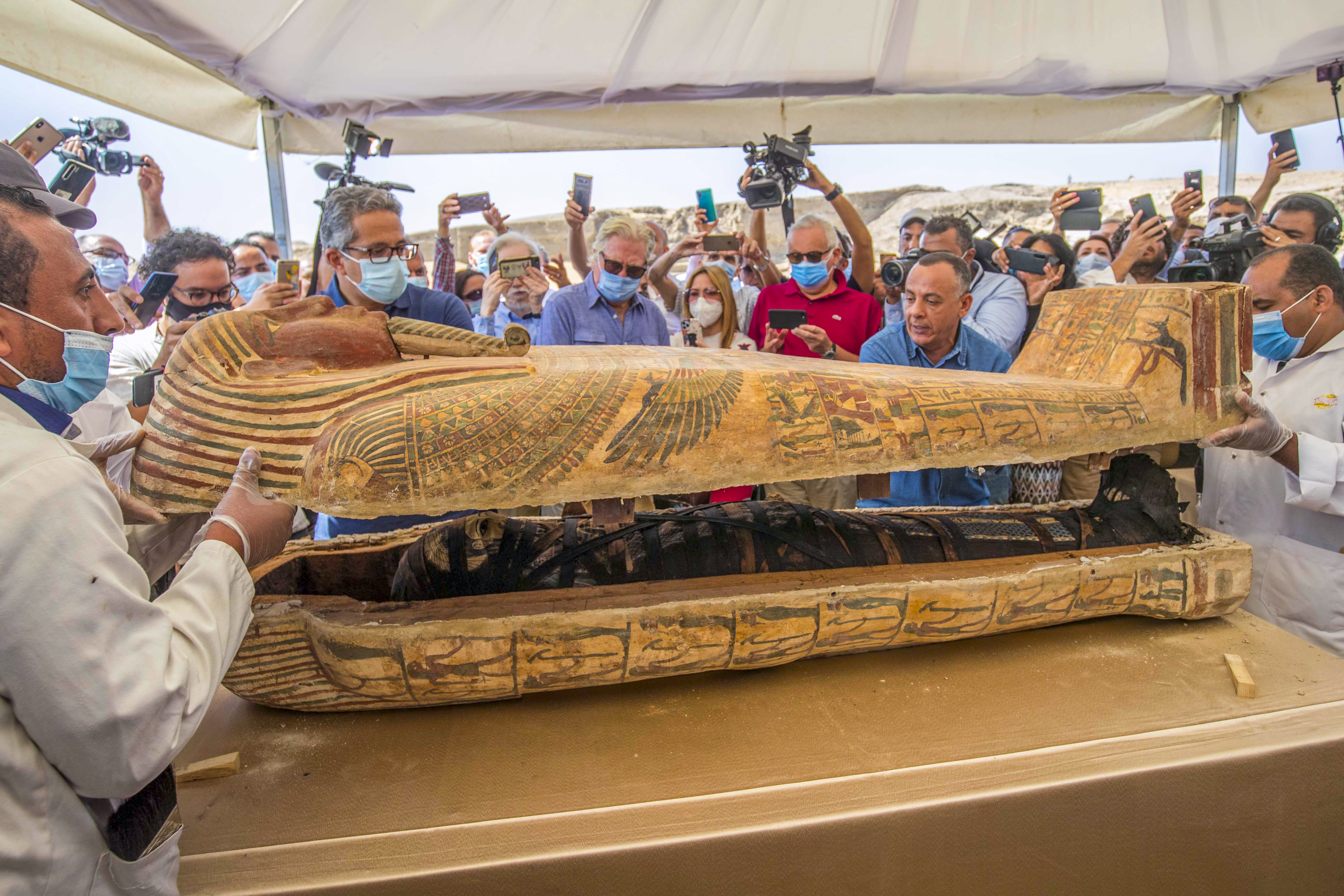 Los sarcófagos fueron exhibidos y uno fue abierto ante la prensa para mostrar la momia de su interior.