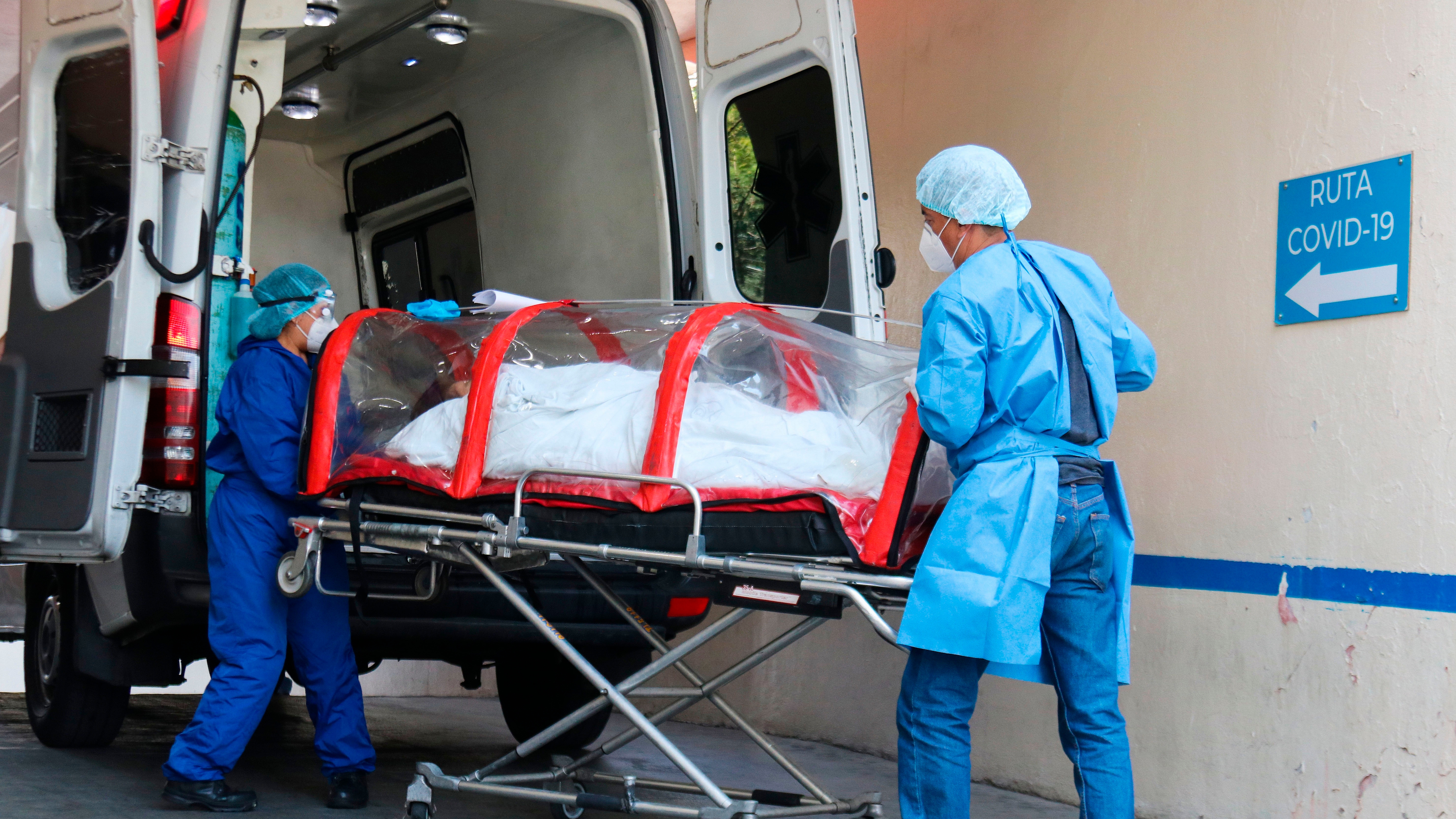 Un paciente infectado de la COVID-19 ingresa en una cápsula Covid al área de Urgencias del Hospital General de Zona 1-A "Venados" ubicado al sur de la Ciudad de México (México). EFE/José Pazos/Archivo
