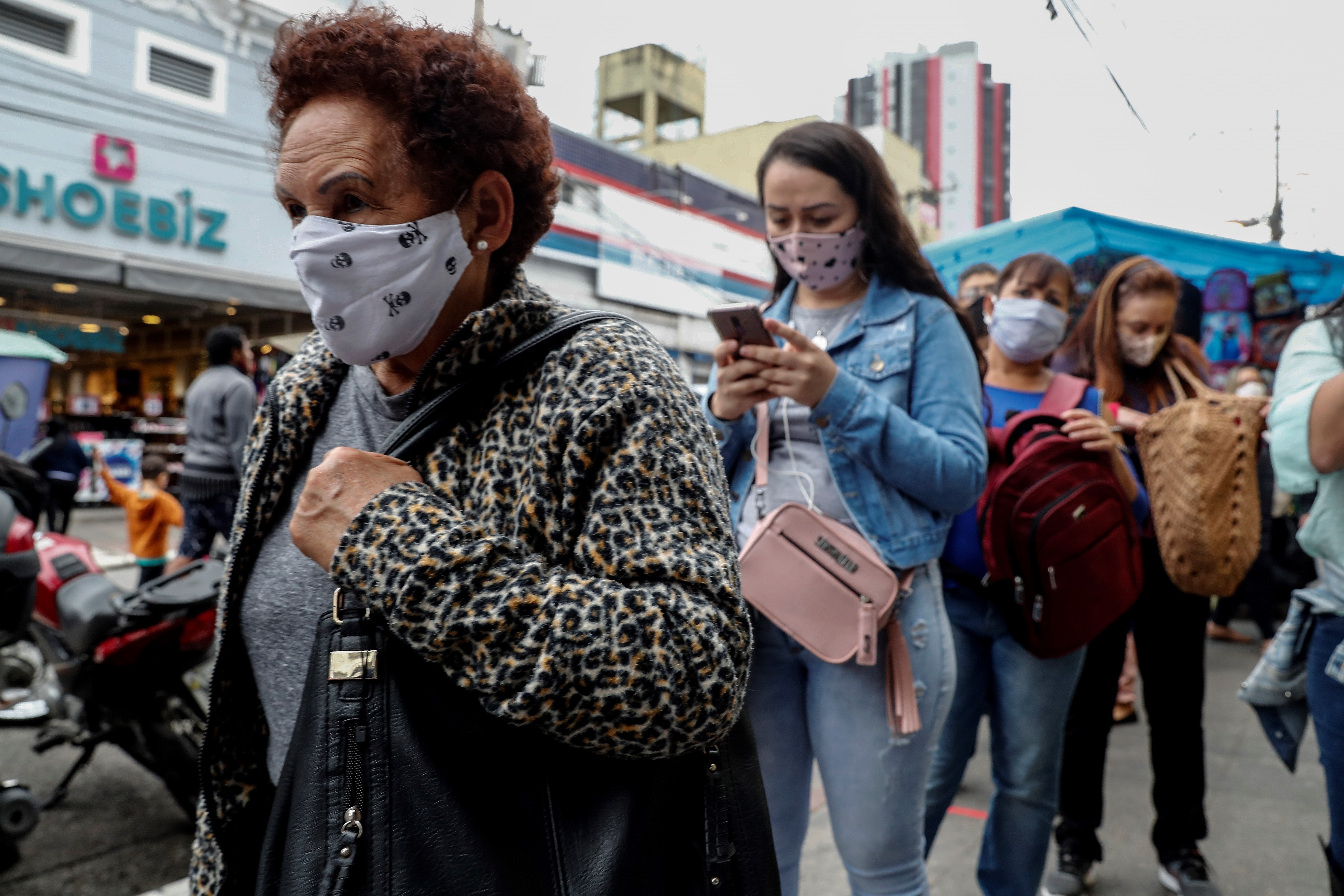 Personas con tapabocas hacen fila en un sector comercial de Sao Paulo (Brasil). EFE/ Sebastiao Moreira/Archivo
