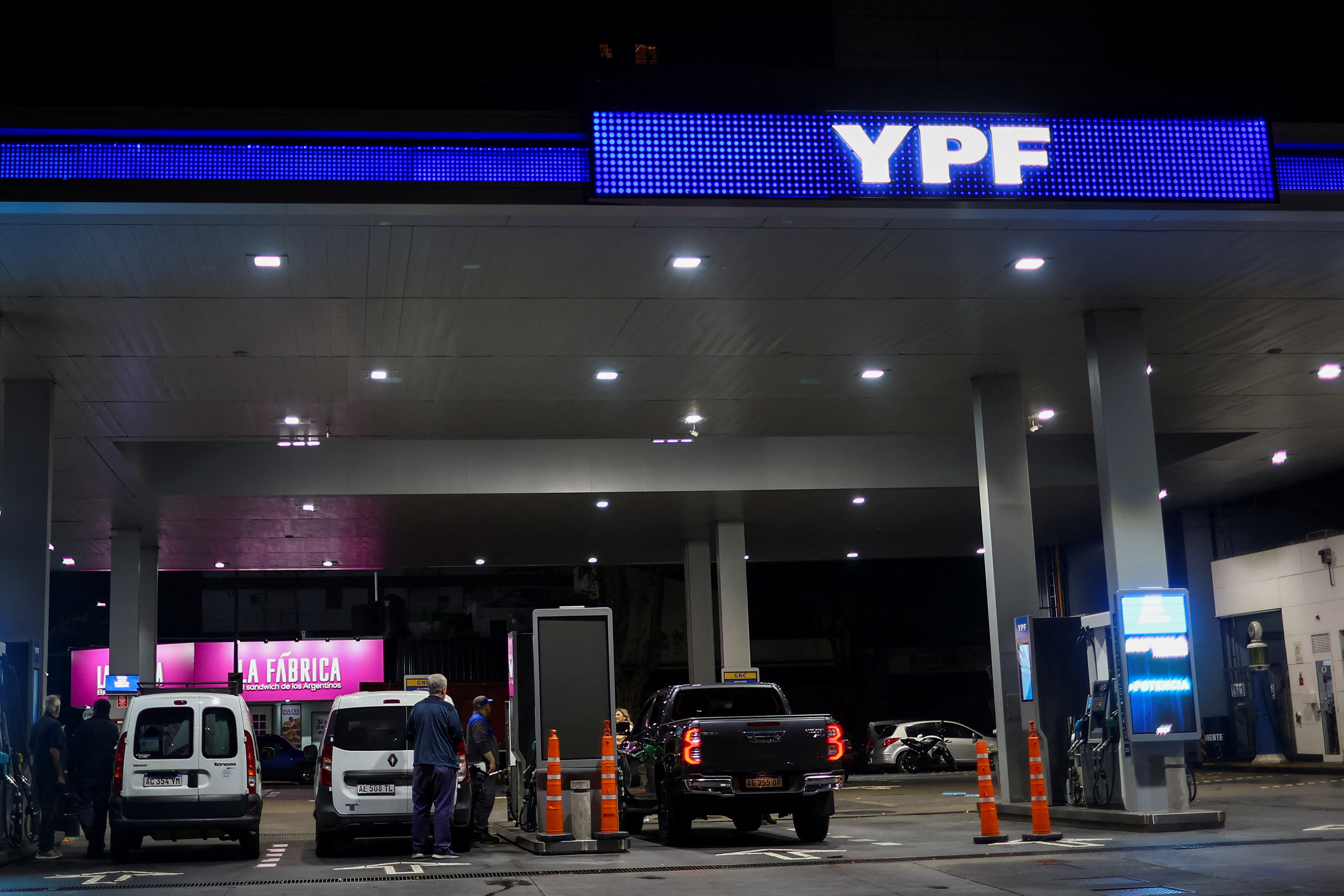 El barril de petr&oacute;leo se dispar&oacute; 27% en tres semanas: qu&eacute; va a pasar con los precios de la nafta en la Argentina