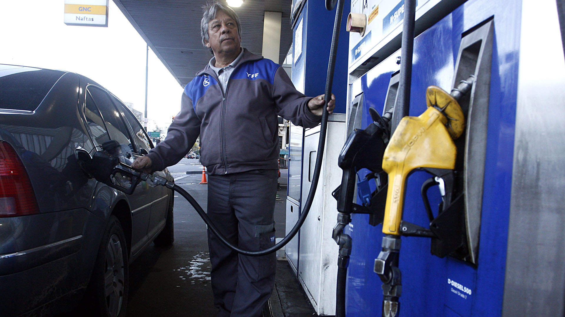 El precio por litro de la nafta súper en YPF aumentó un 45,5% en lo que va del año (DyN)
