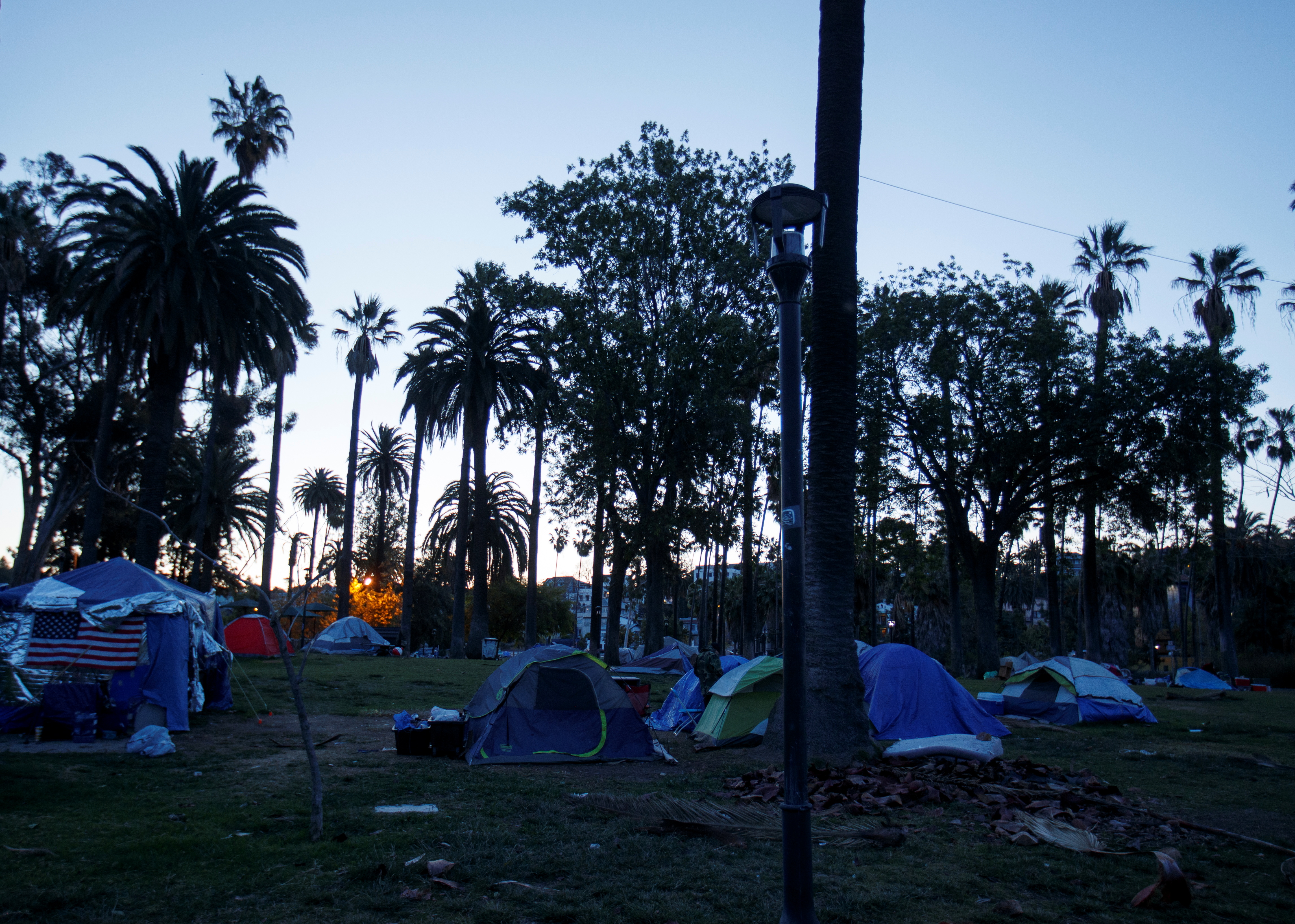 Los campamentos de personas sin techo son cada vez más comunes en Los Ángeles. REUTERS/Mike Blake