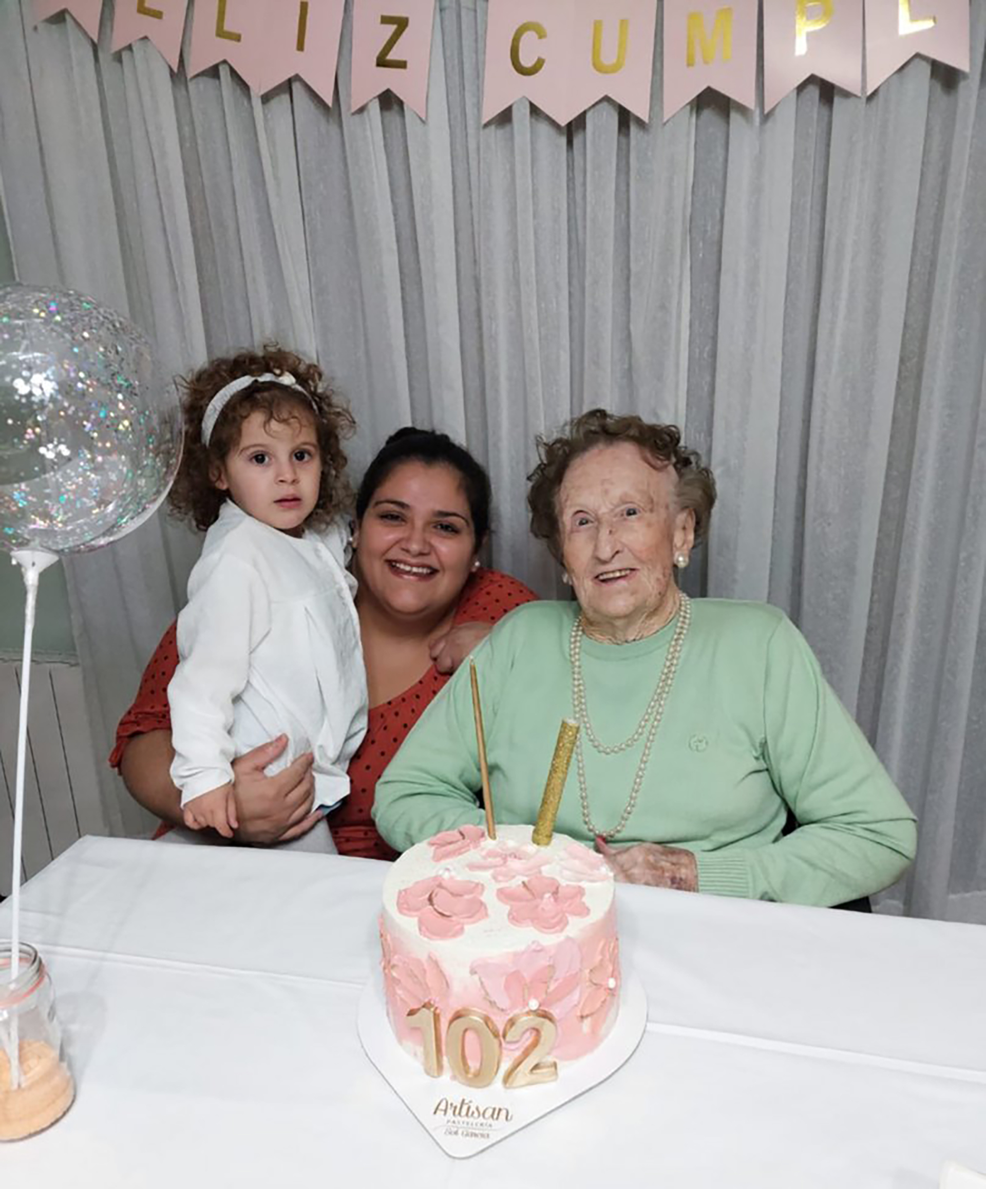 Patricia y su hijita Agostina festejaron los 102 años de Tita