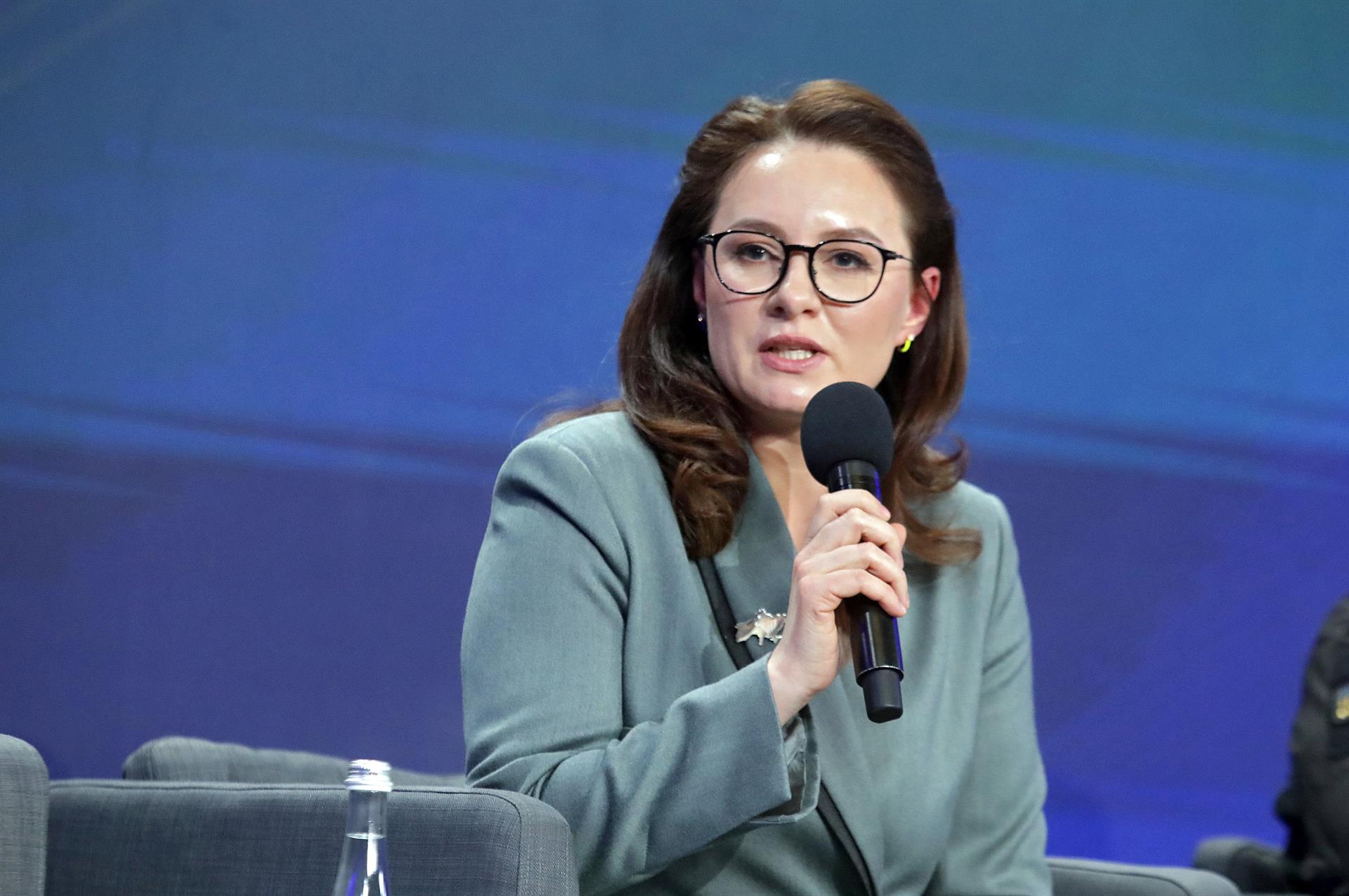 Caputo habló ante los empresarios de la UIA: “En la mayoría de los países el dólar no flota libremente, no nos agrandemos”