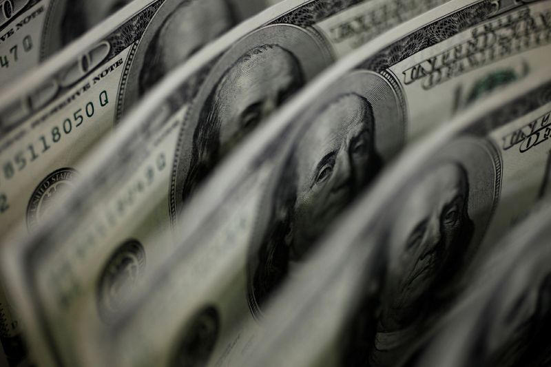 FOTO DE ARCHIVO: Una ilustración fotográfica muestra billetes de 100 dólares estadounidenses tomada en Tokio el 2 de agosto de 2011. REUTERS/Yuriko Nakao
